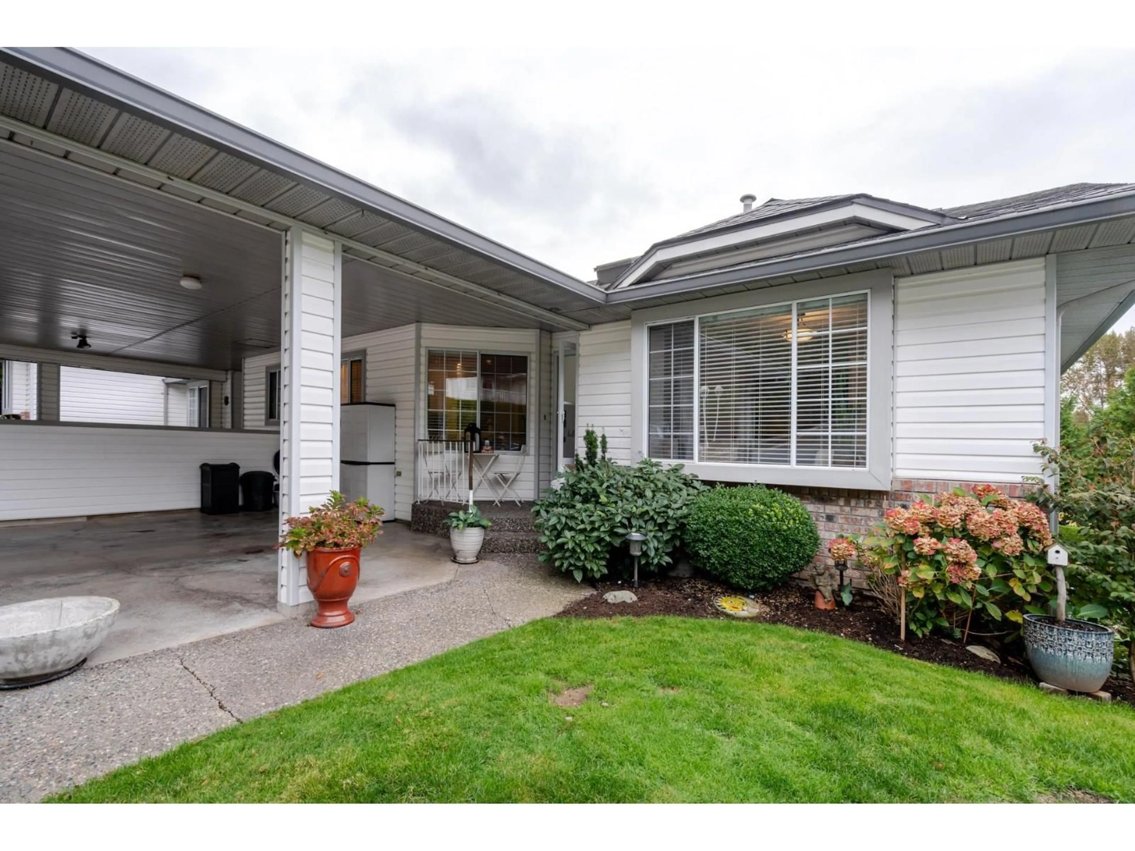 Home with vinyl exterior material, street for 35 - 3351 HORN, Abbotsford British Columbia V2S7J9