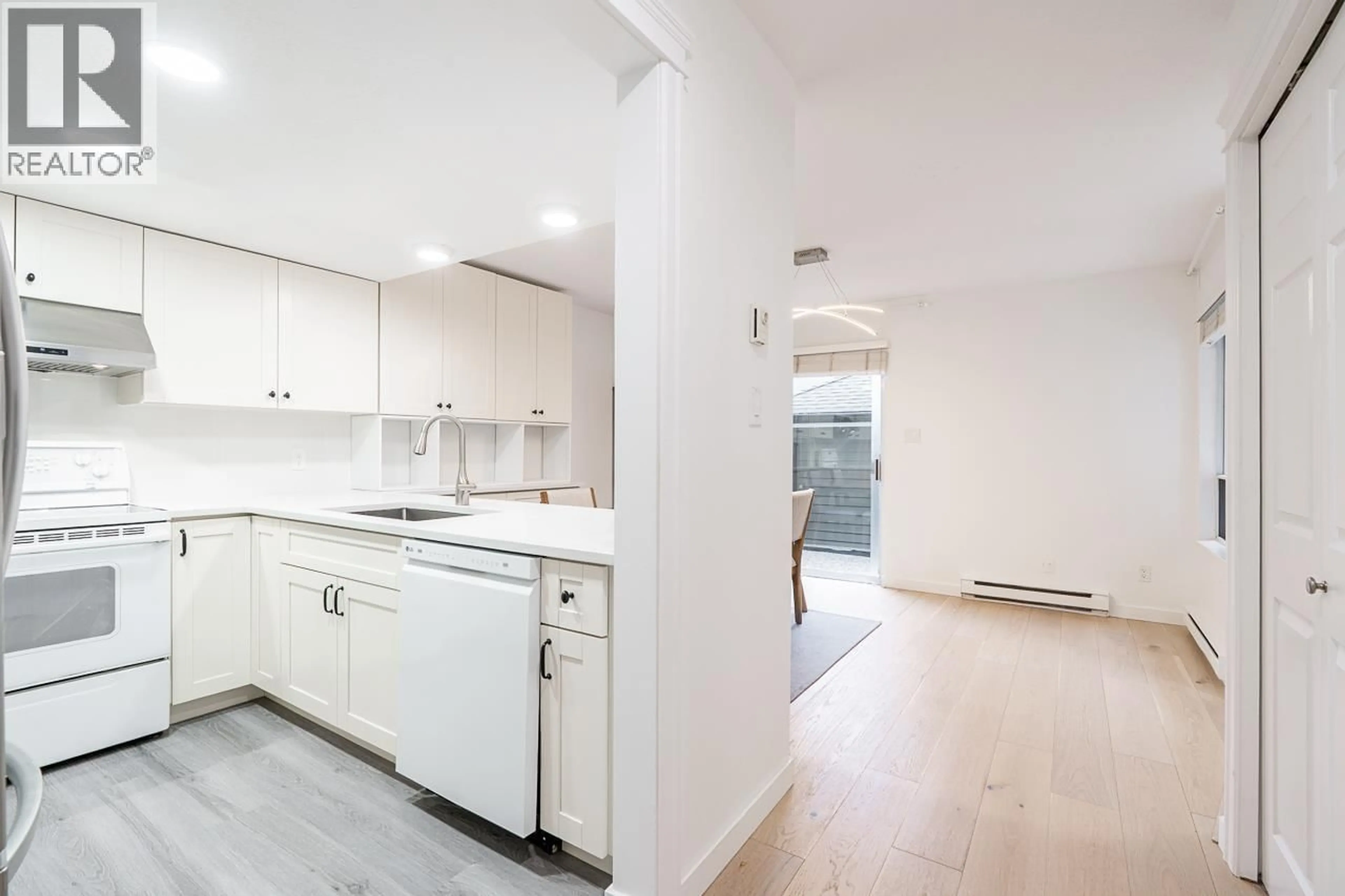 Standard kitchen, unknown for 2912 MT SEYMOUR PARKWAY, North Vancouver British Columbia V7H1E9