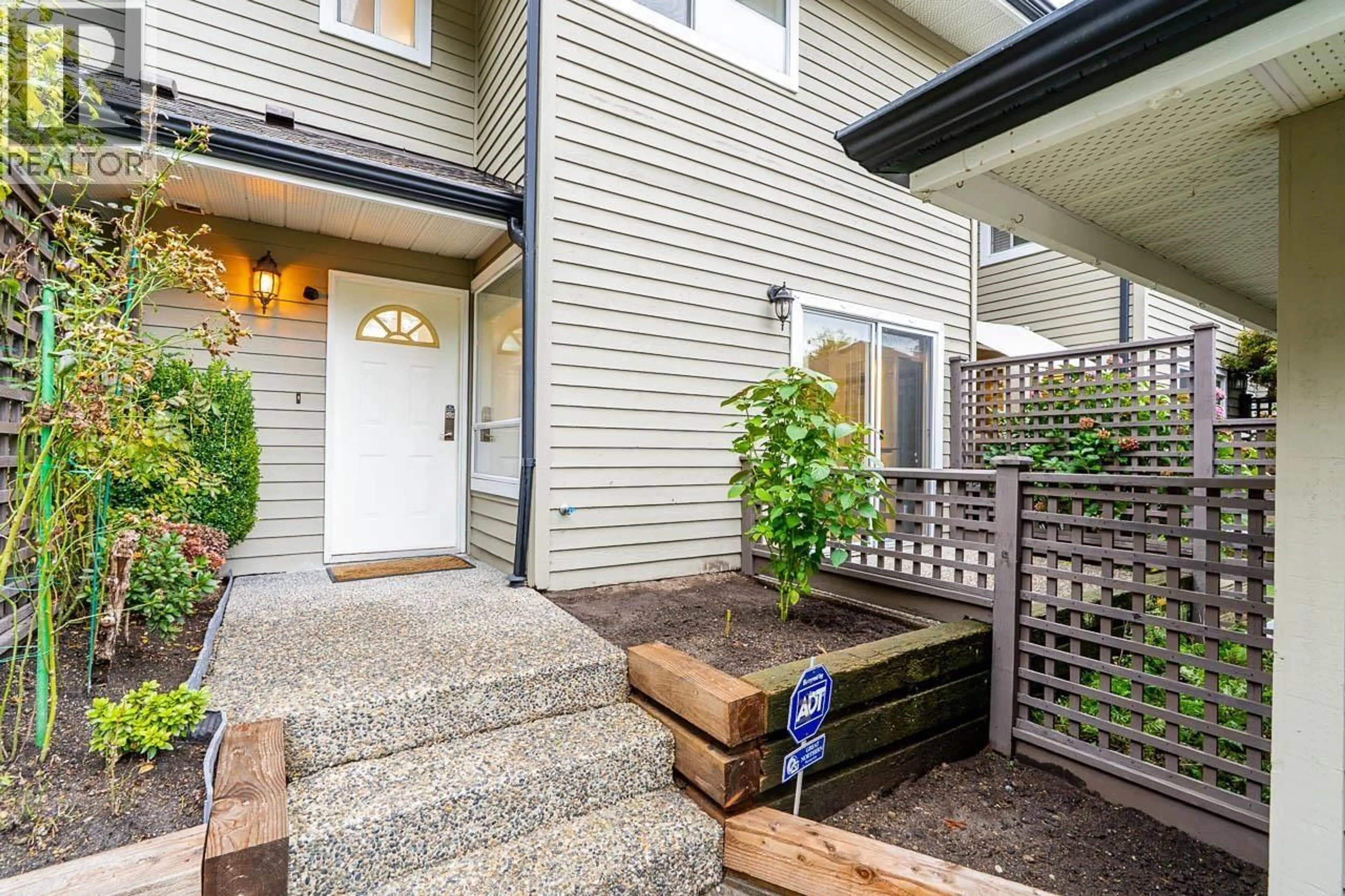 Indoor entryway for 2912 MT SEYMOUR PARKWAY, North Vancouver British Columbia V7H1E9