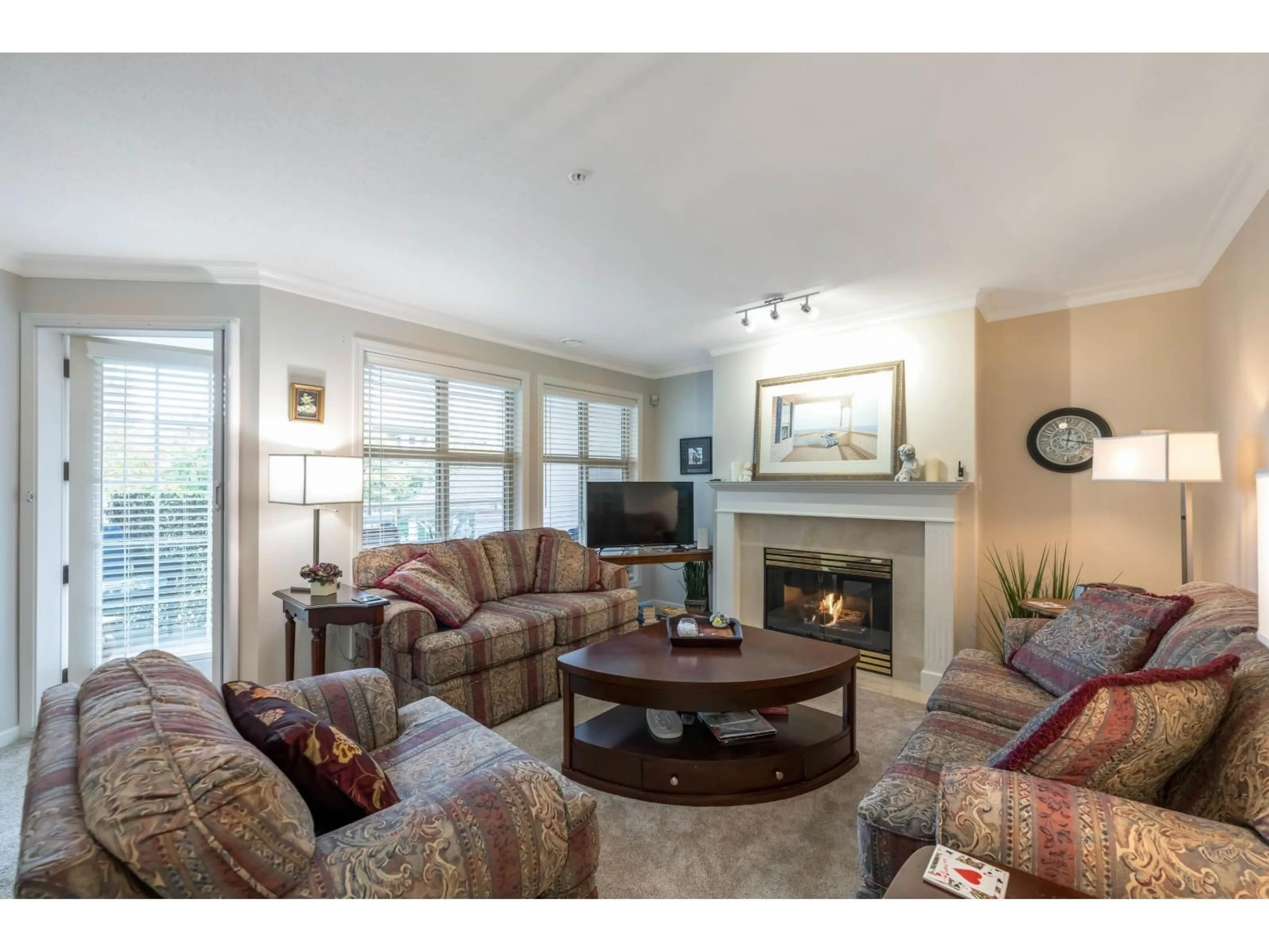 Living room with furniture, unknown for 209 - 15350 19A, Surrey British Columbia V4A9W1