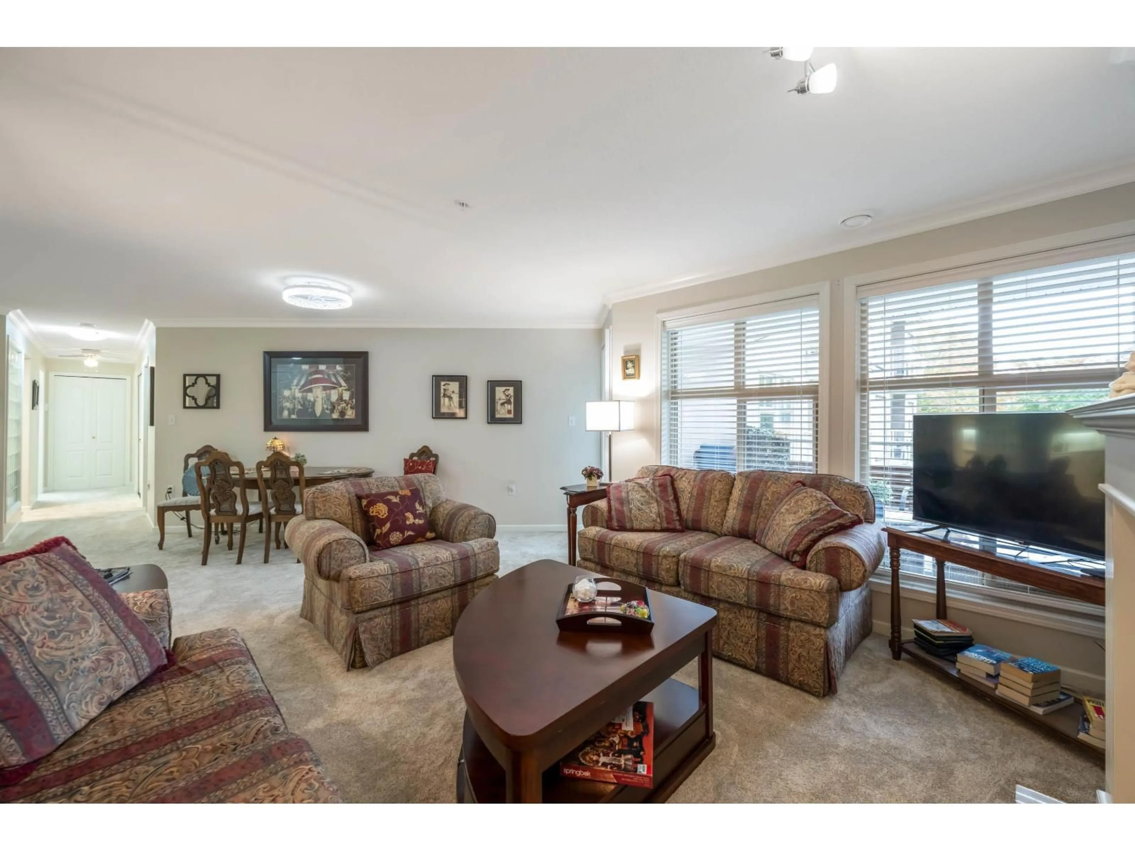 Living room with furniture, unknown for 209 - 15350 19A, Surrey British Columbia V4A9W1