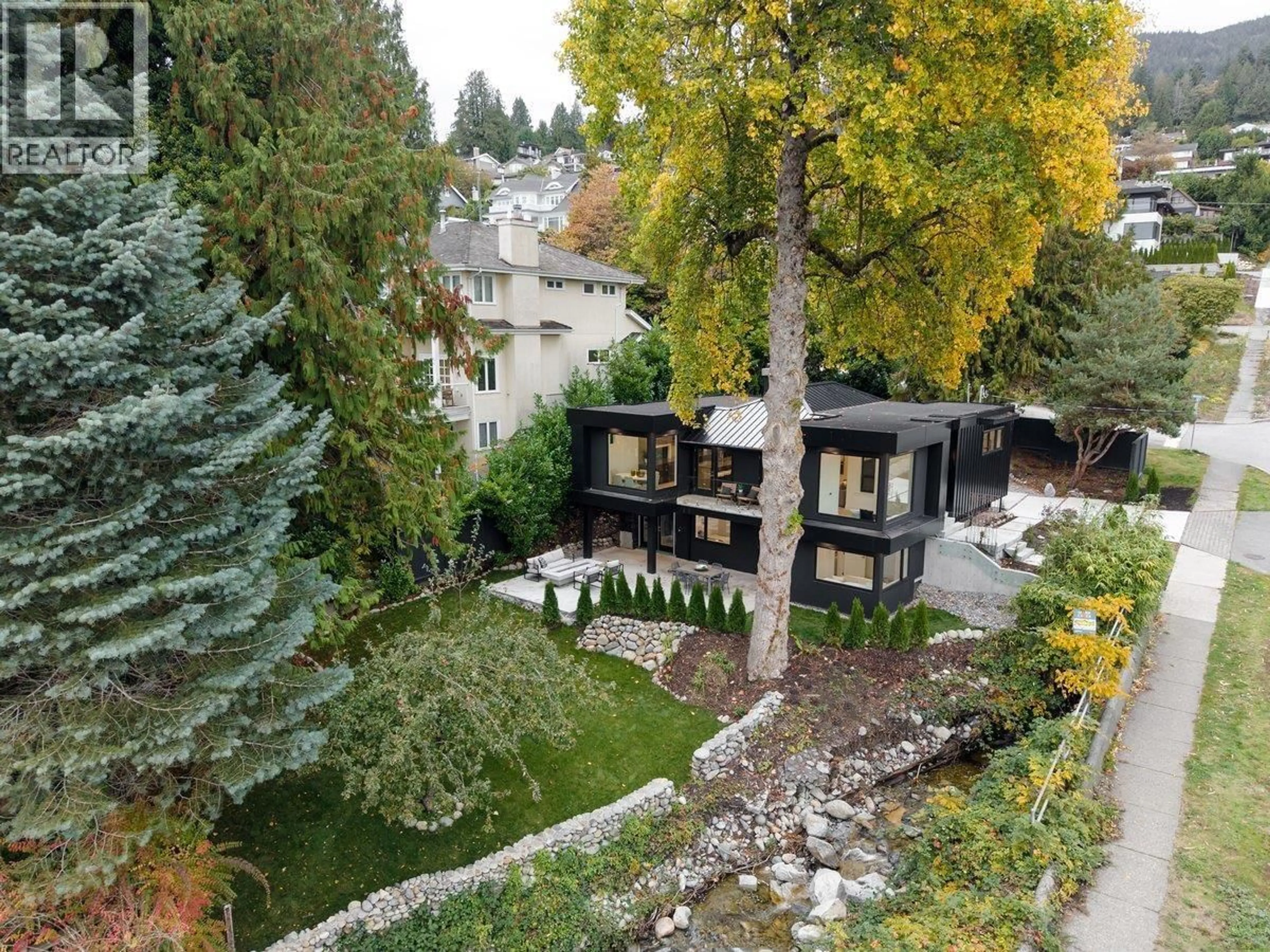 A pic from outside/outdoor area/front of a property/back of a property/a pic from drone, unknown for 2508 NELSON AVENUE, West Vancouver British Columbia V7V2R6