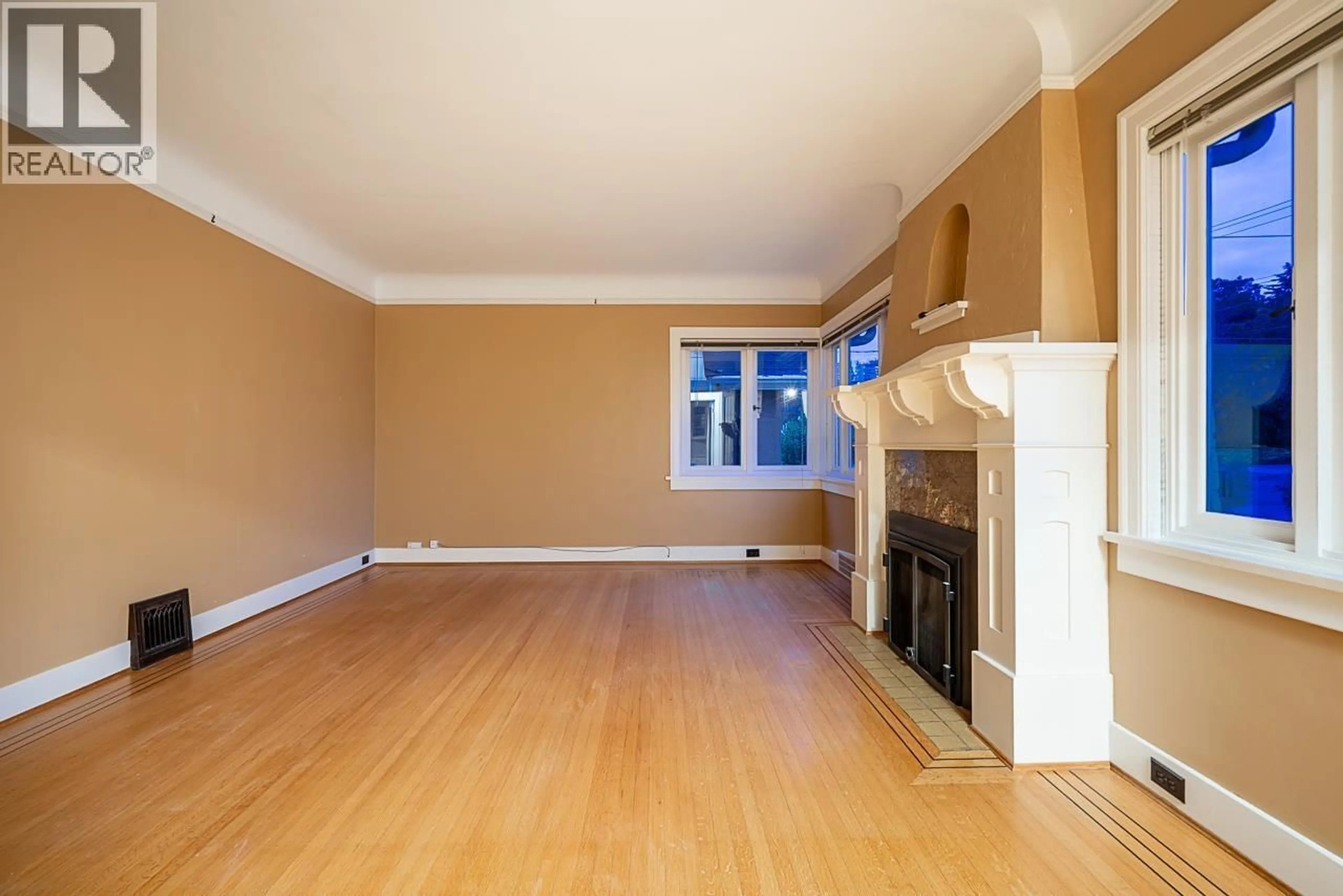 Living room with furniture, wood/laminate floor for 310 ASH STREET, New Westminster British Columbia V3M3M6