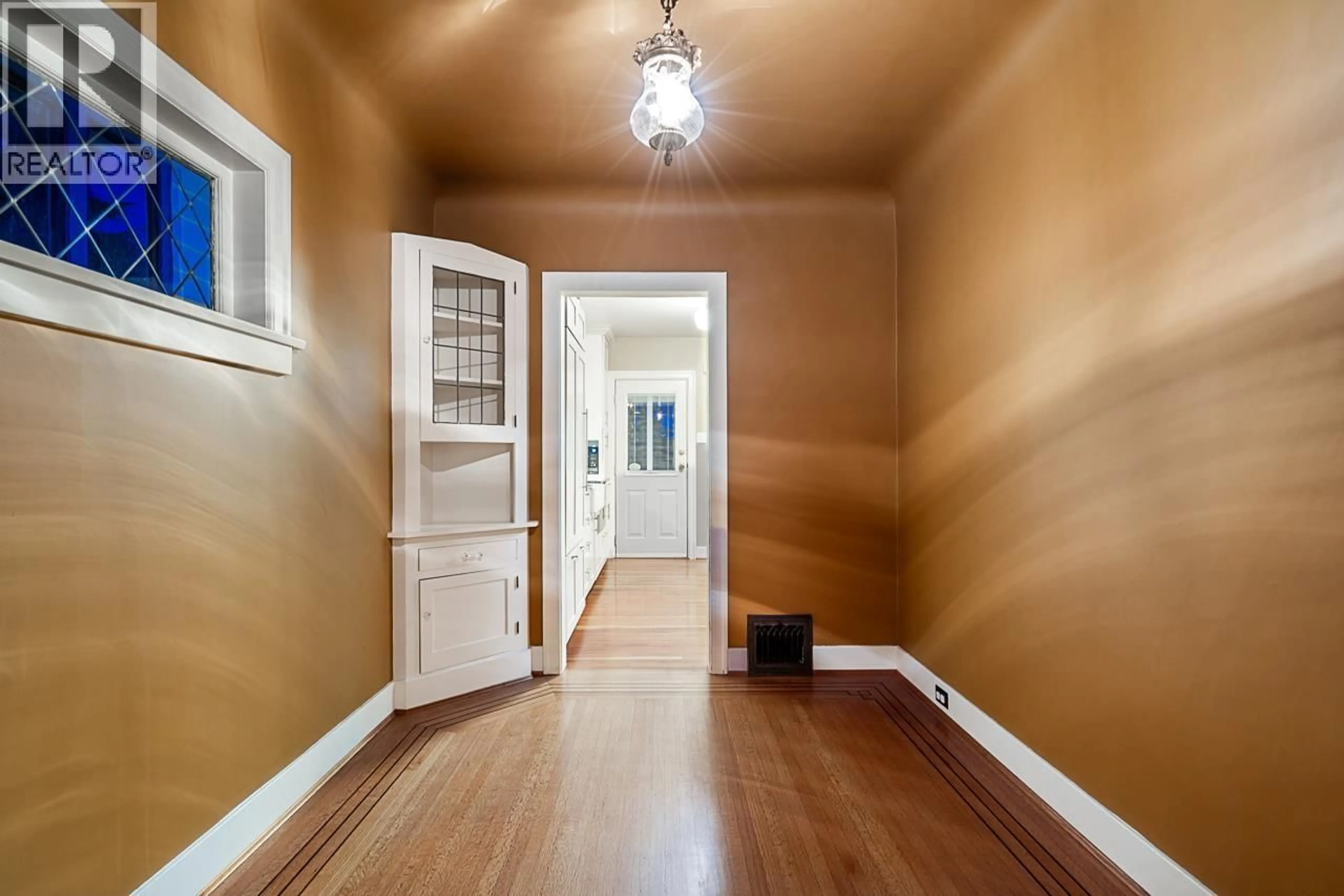 Indoor entryway for 310 ASH STREET, New Westminster British Columbia V3M3M6