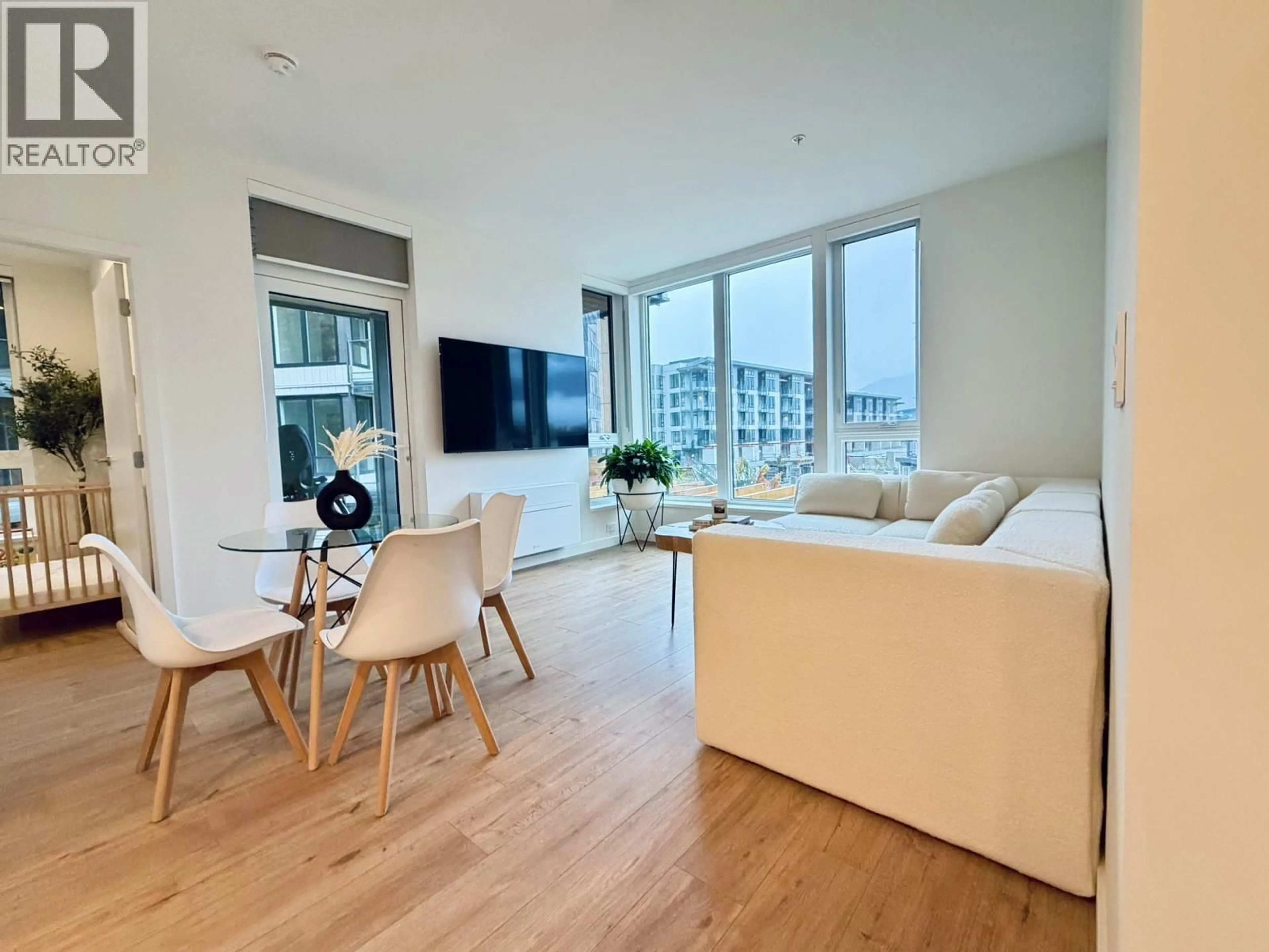 Living room with furniture, wood/laminate floor for 303 - 1500 SCOTT CRESCENT, Squamish British Columbia V8B0J2