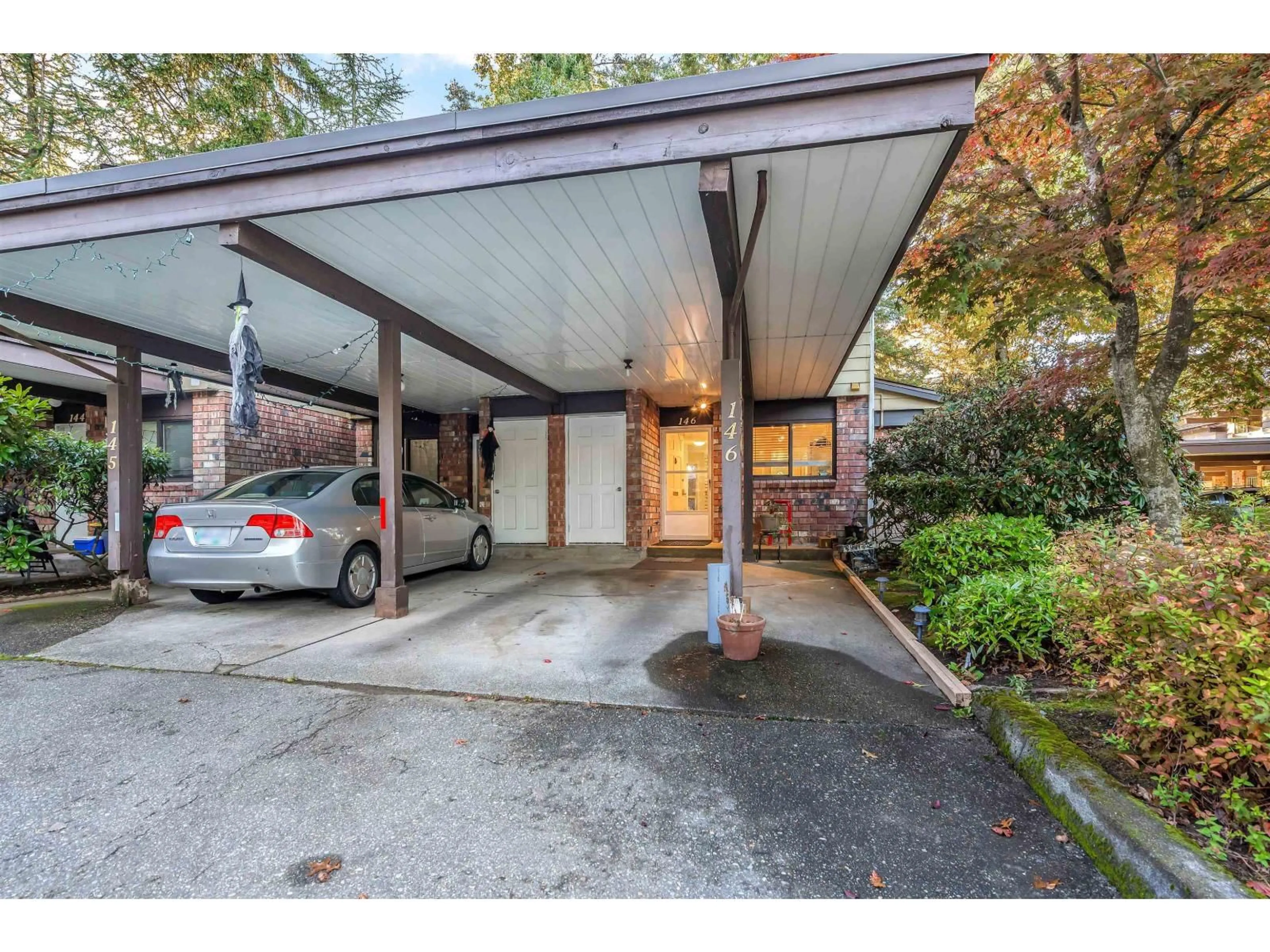 Indoor garage for 146 - 7470 138, Surrey British Columbia V3W6G4