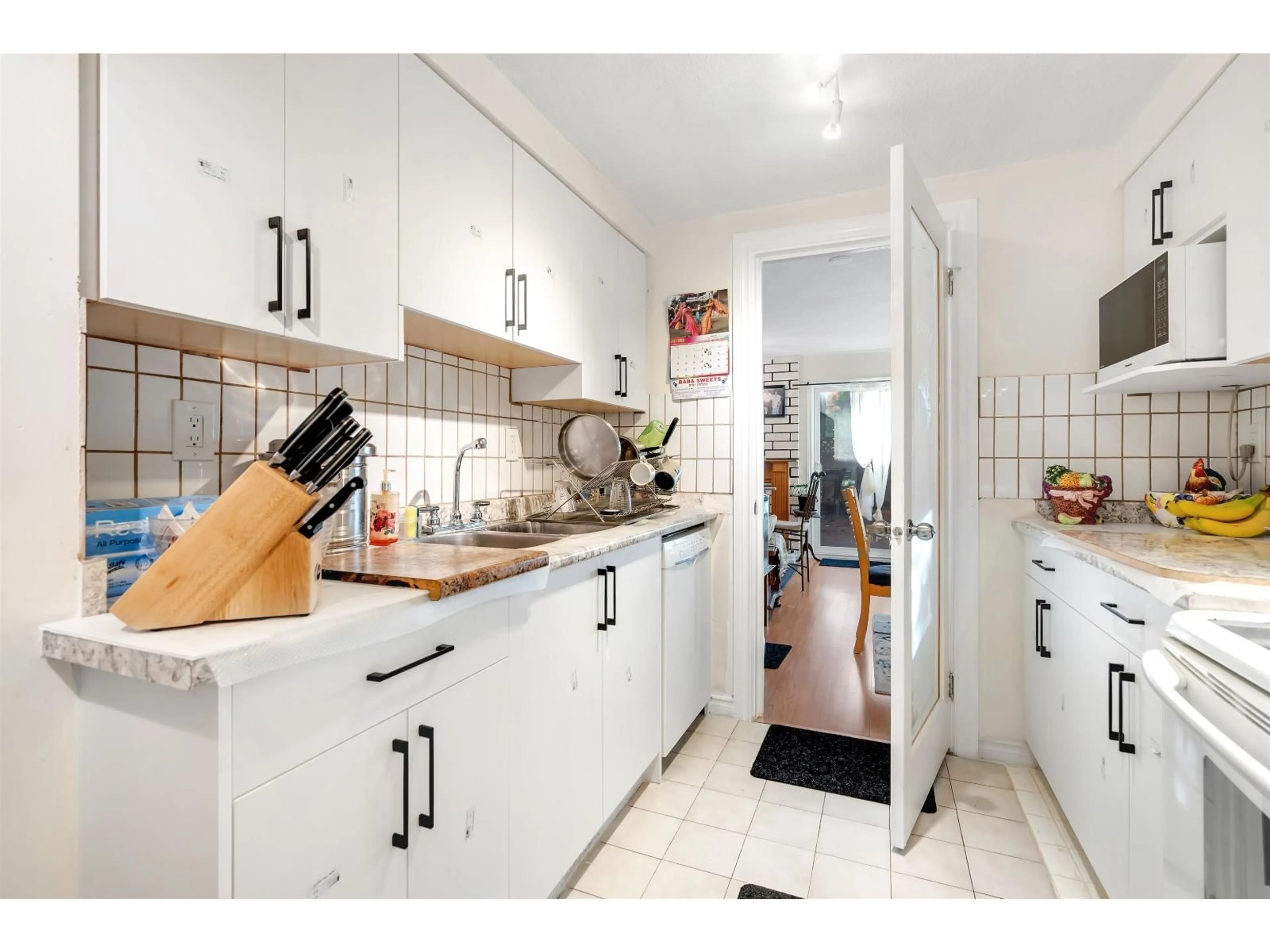 Standard kitchen, unknown for 146 - 7470 138, Surrey British Columbia V3W6G4