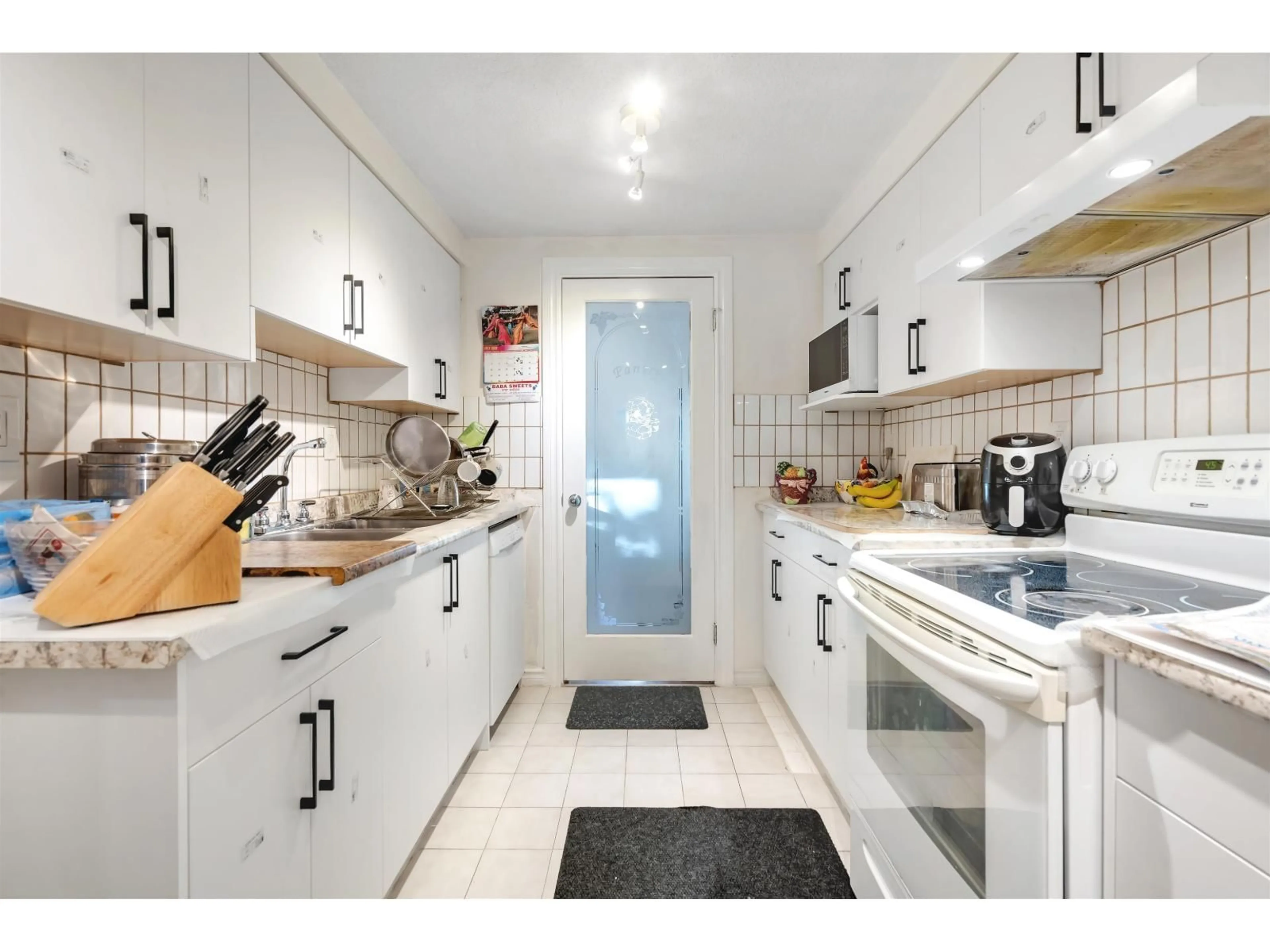 Standard kitchen, unknown for 146 - 7470 138, Surrey British Columbia V3W6G4