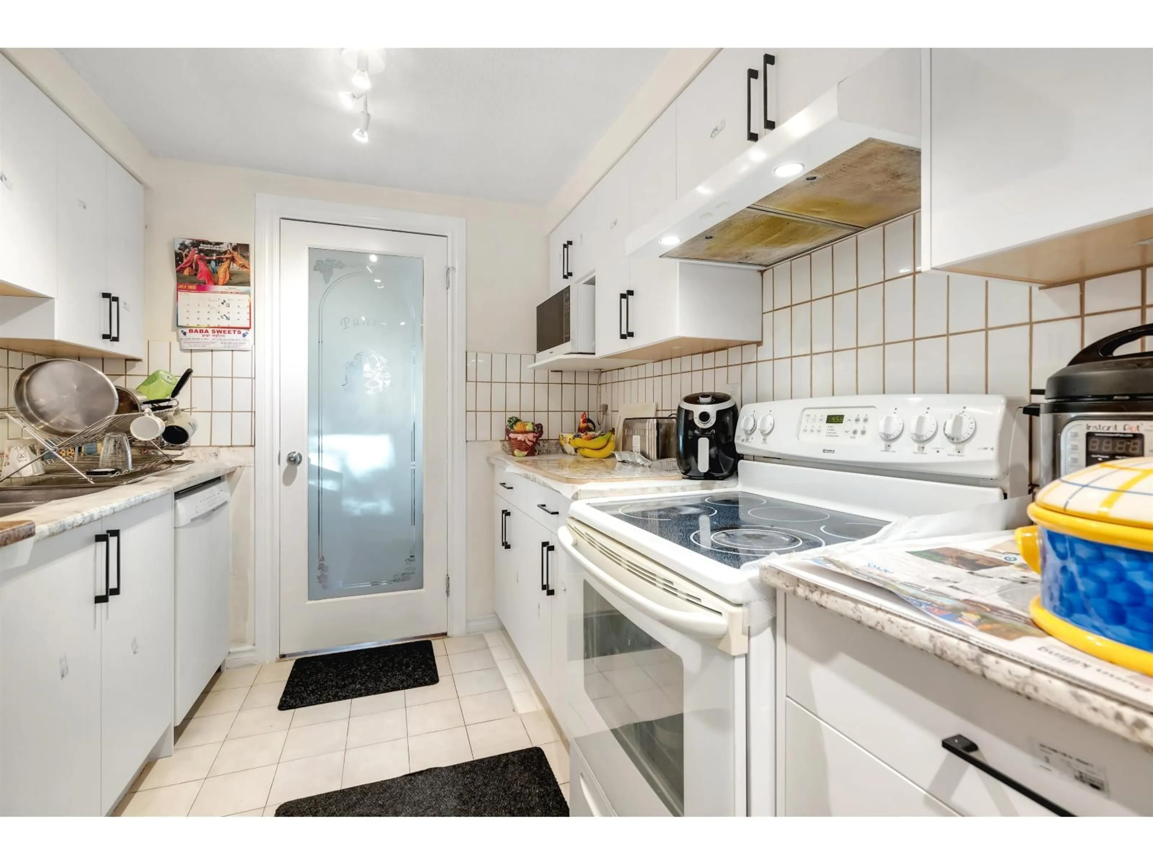 Standard kitchen, ceramic/tile floor for 146 - 7470 138, Surrey British Columbia V3W6G4