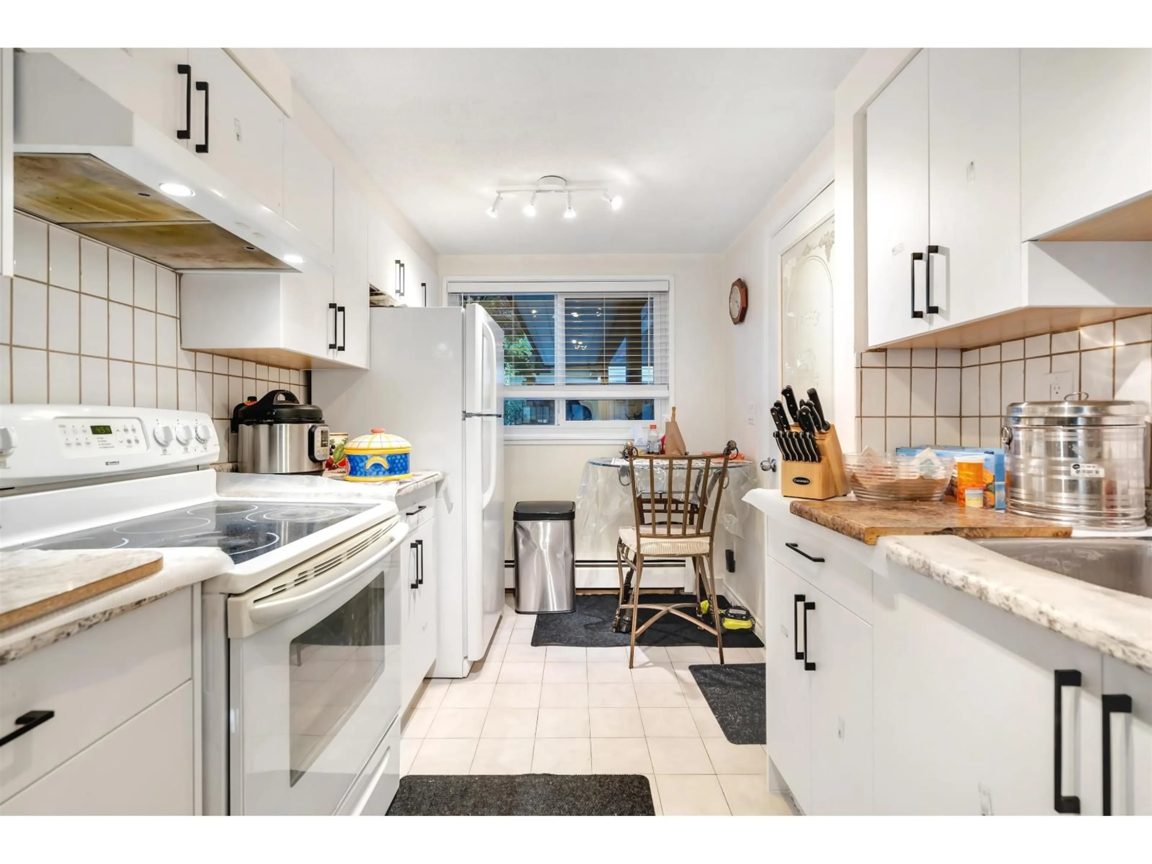 Standard kitchen, unknown for 146 - 7470 138, Surrey British Columbia V3W6G4