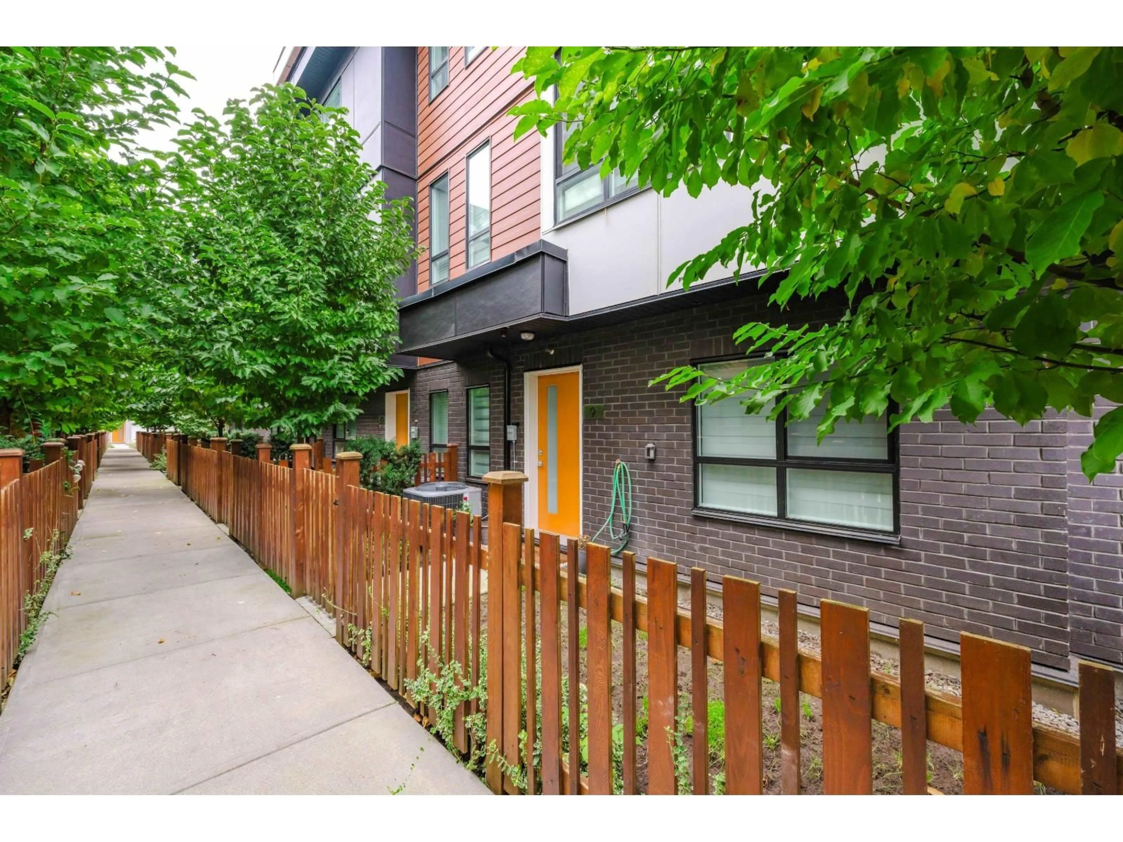Patio, street for 9 - 19749 55, Langley British Columbia V3A0M2