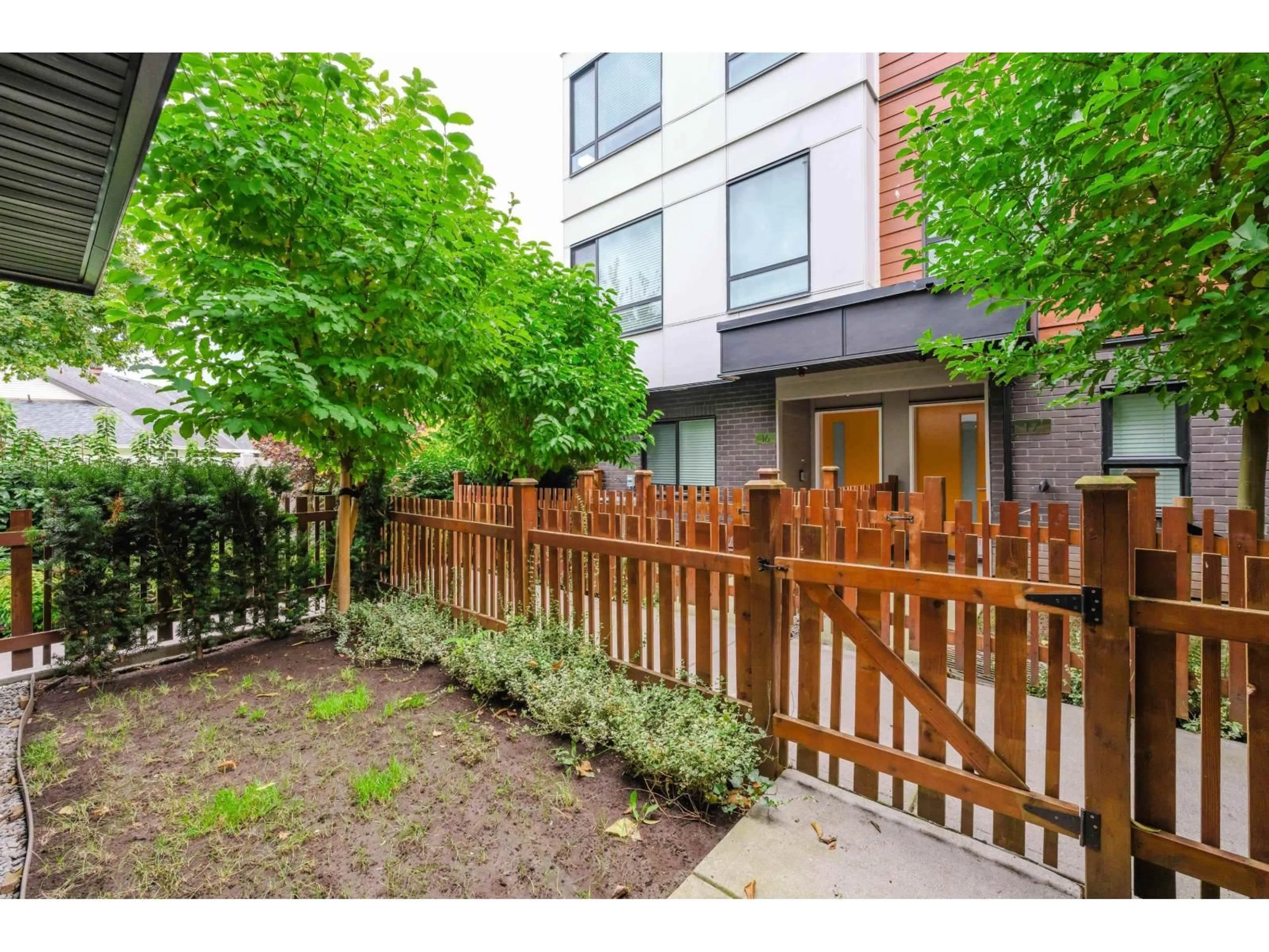 Patio, street for 9 - 19749 55, Langley British Columbia V3A0M2
