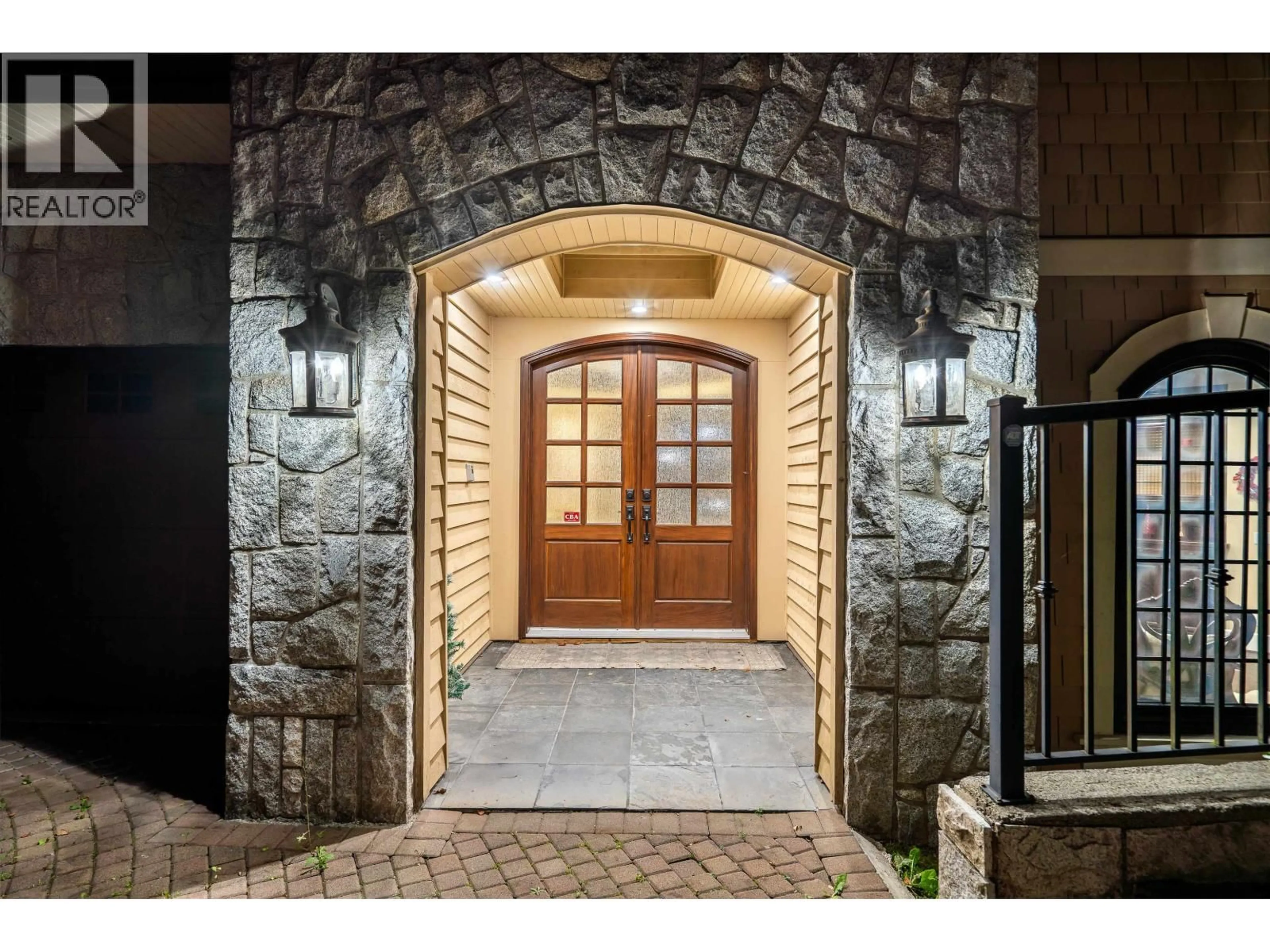 Indoor entryway for 2336 KADLEC COURT, West Vancouver British Columbia V7S3K3