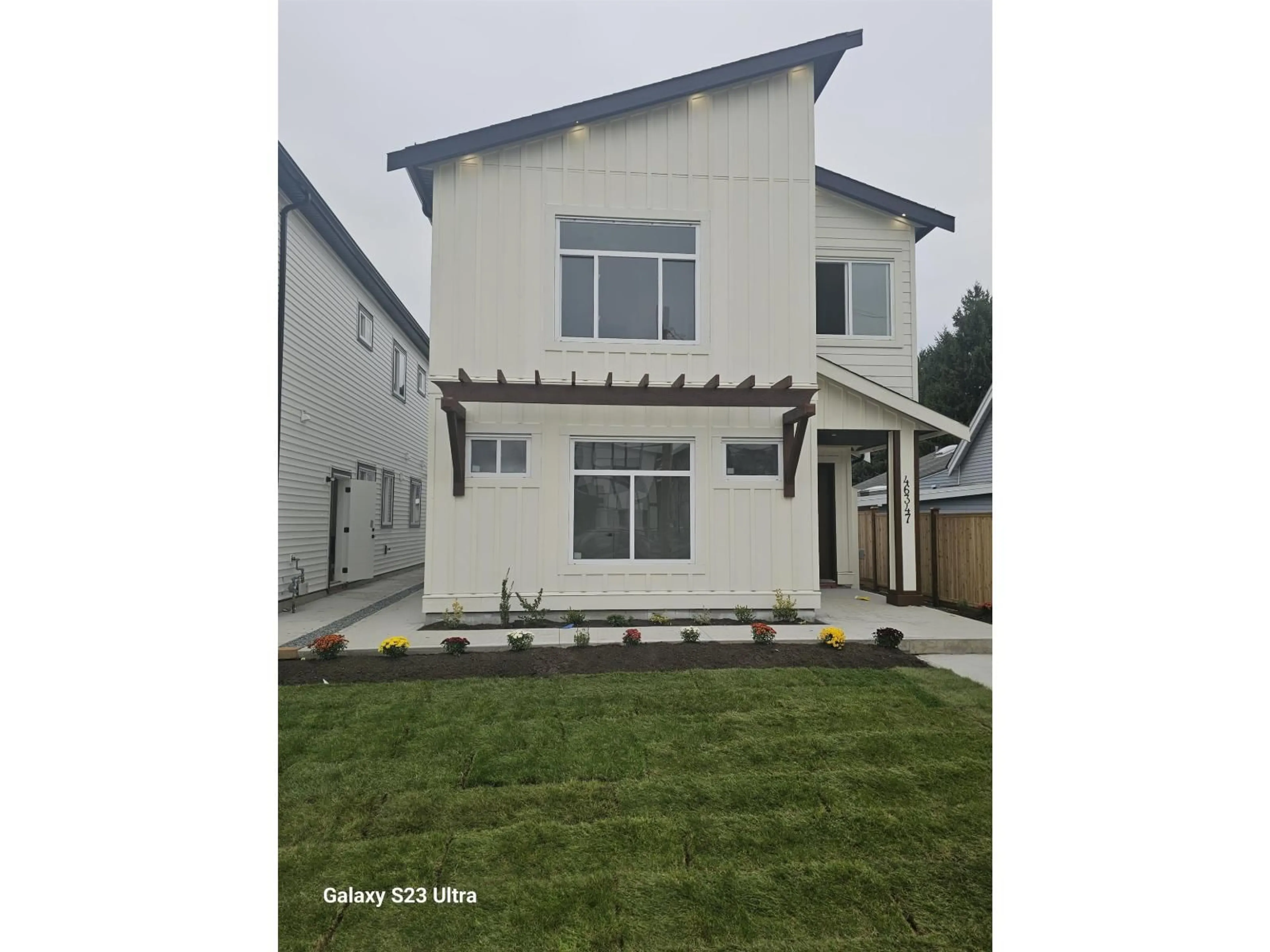 Home with vinyl exterior material, street for 46347 MAPLE AVENUE, Chilliwack British Columbia V2P2J5