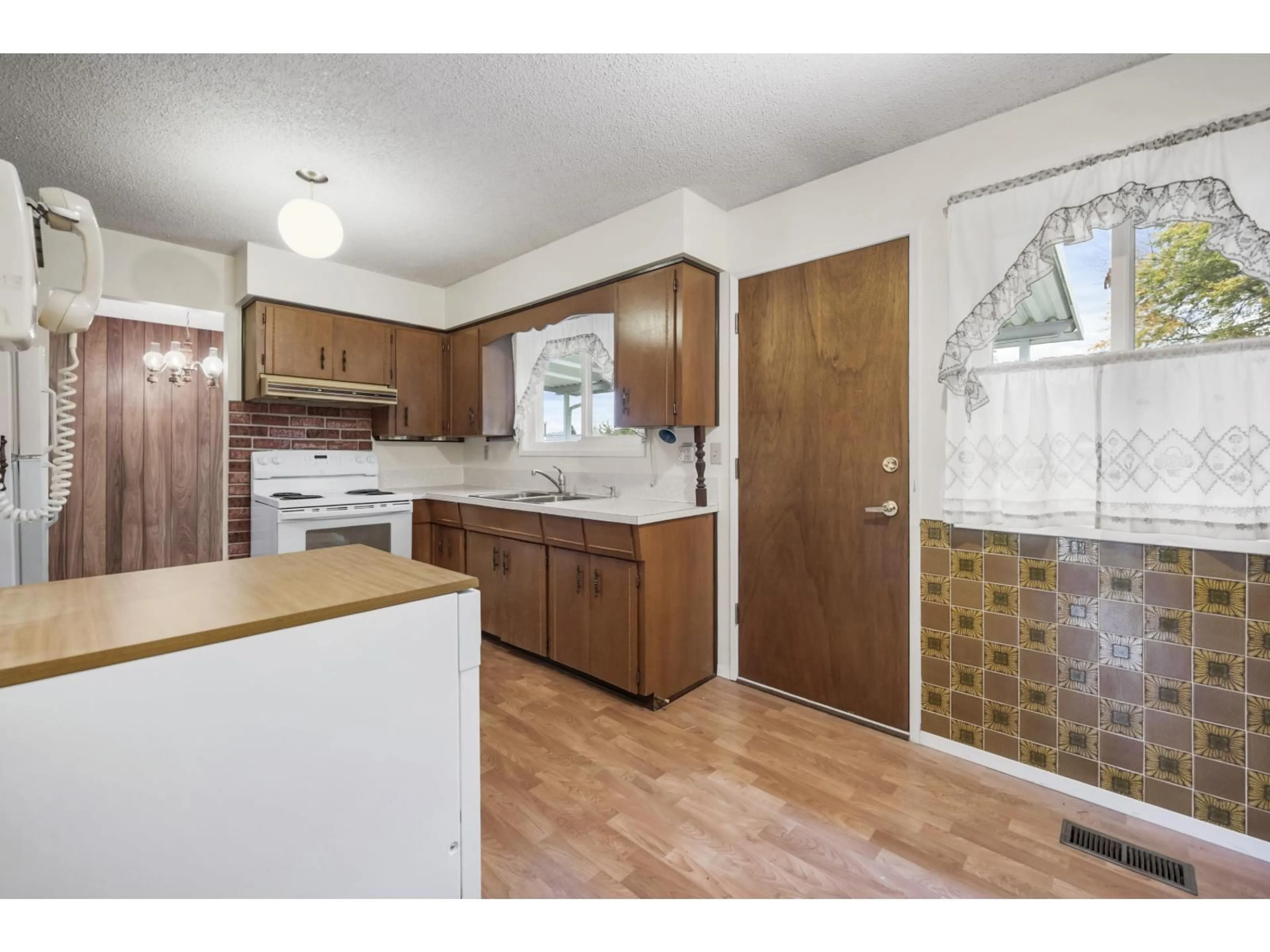 Standard kitchen, unknown for 6096 GLENROY DRIVE, Chilliwack British Columbia V2R2J1