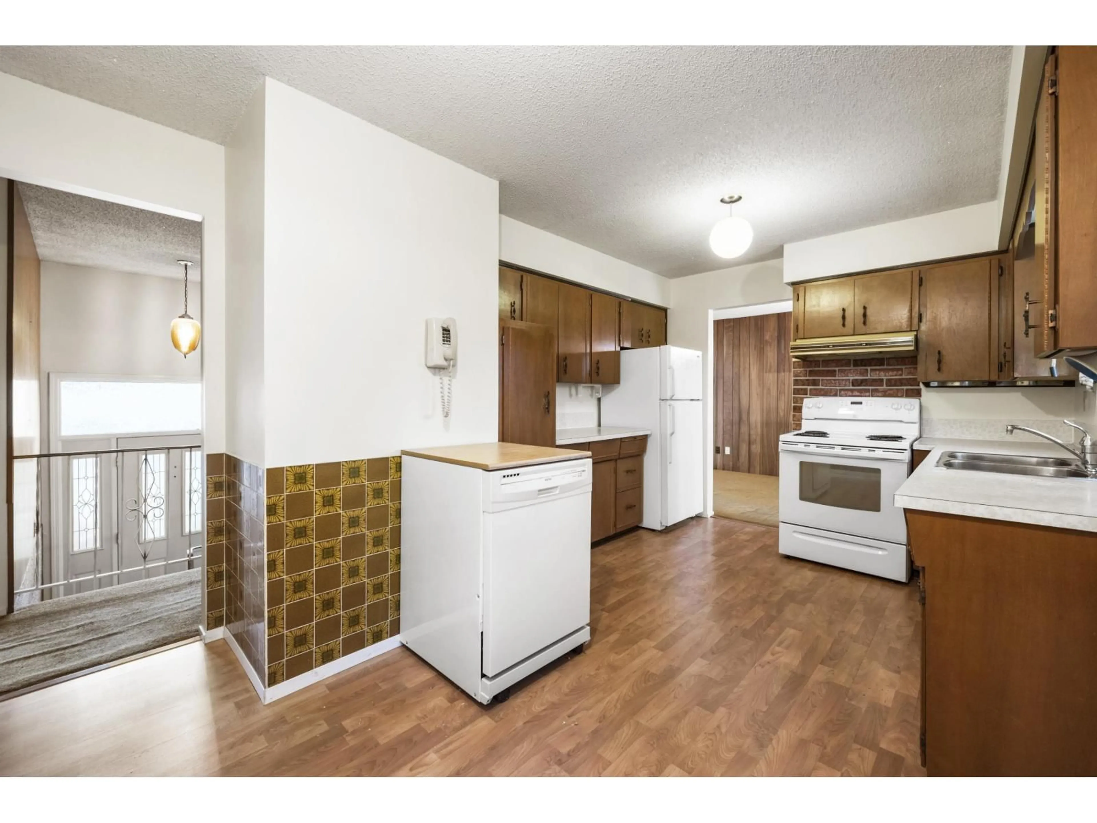 Standard kitchen, wood/laminate floor for 6096 GLENROY DRIVE, Chilliwack British Columbia V2R2J1