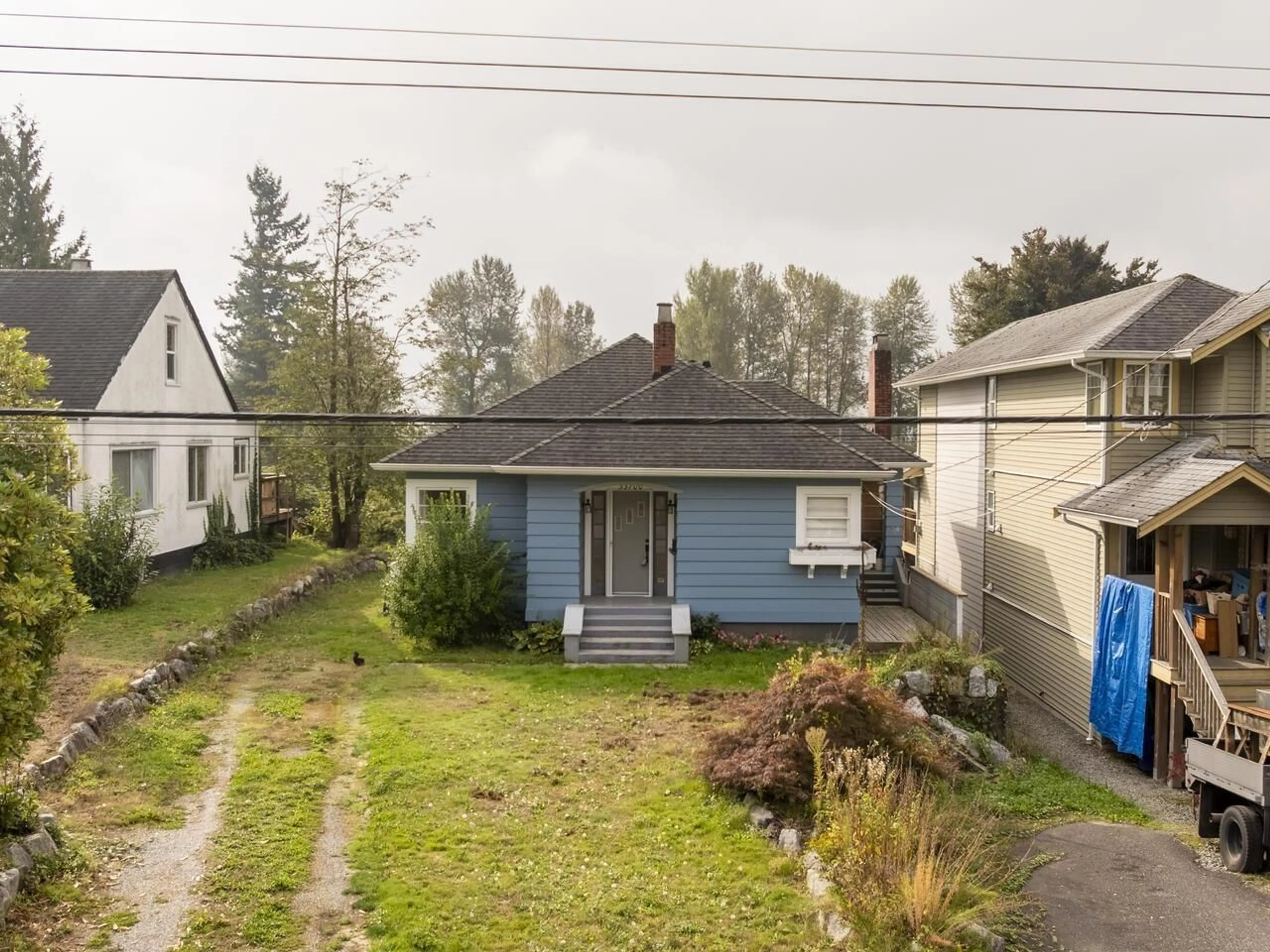 A pic from outside/outdoor area/front of a property/back of a property/a pic from drone, street for 33700 3RD, Mission British Columbia V2V1R2