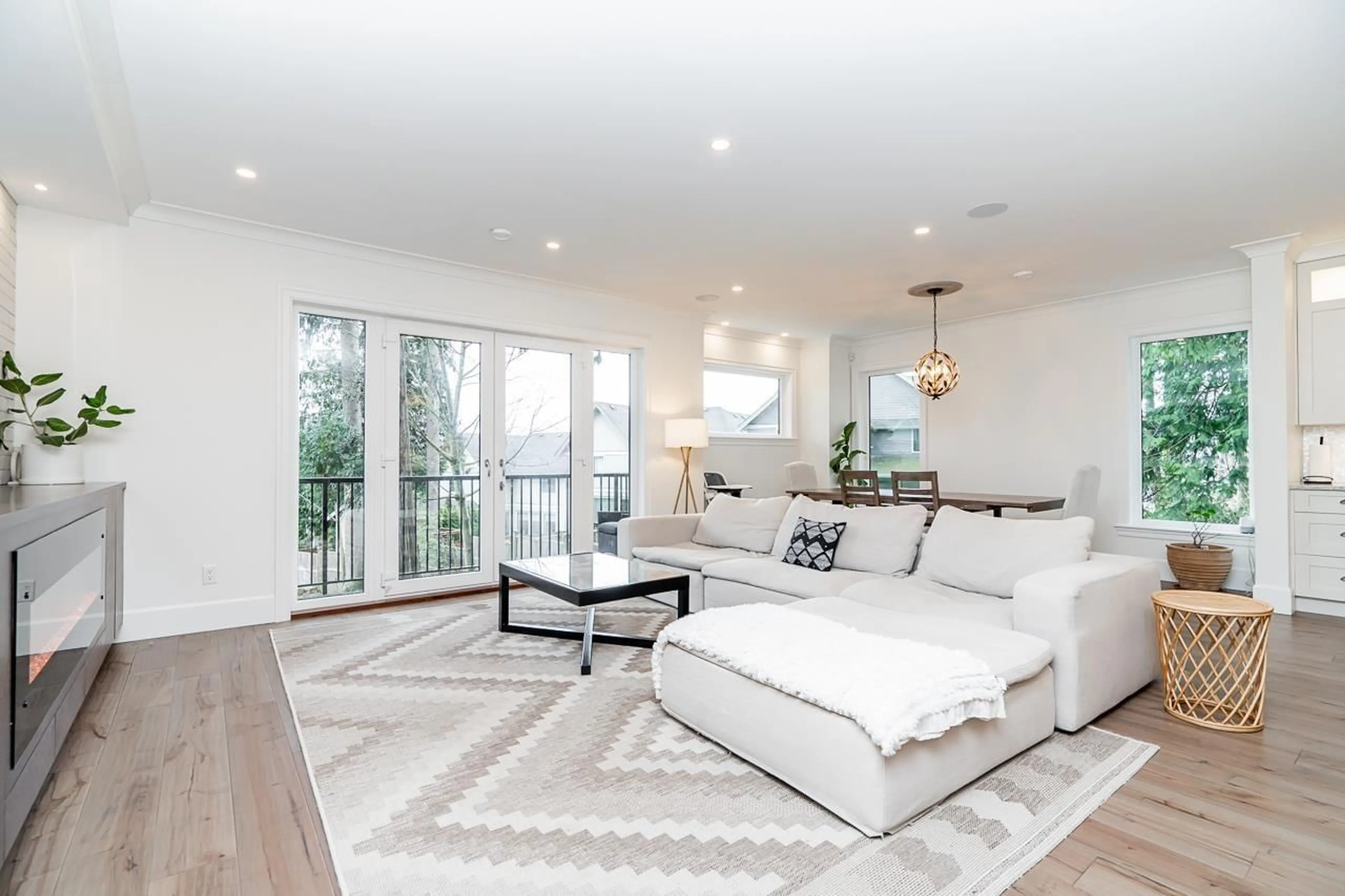 Living room with furniture, wood/laminate floor for 15777 WILLS BROOK, Surrey British Columbia V3Z0N8