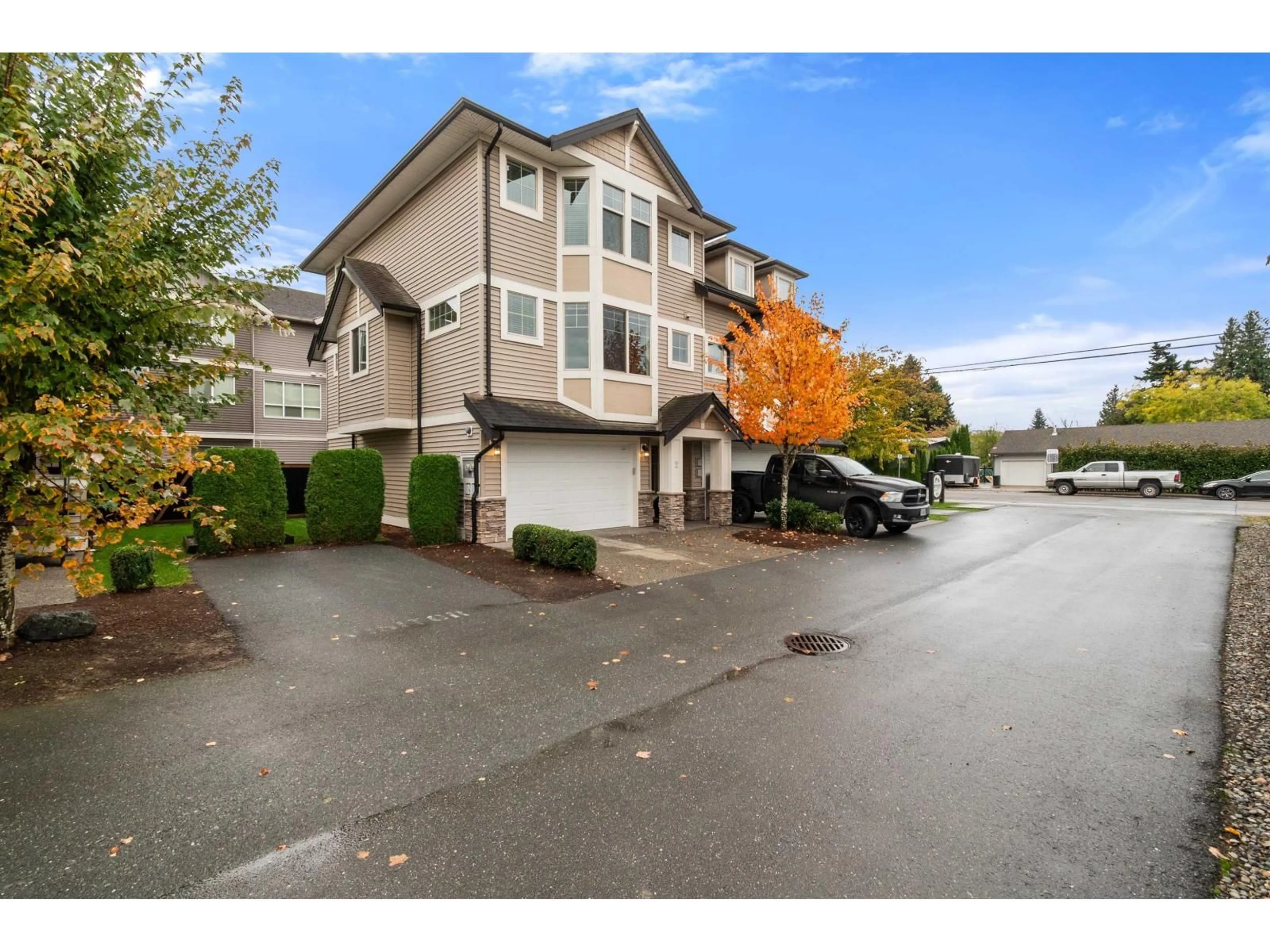 A pic from outside/outdoor area/front of a property/back of a property/a pic from drone, street for 2 - 9280 BROADWAY STREET, Chilliwack British Columbia V2P5W4