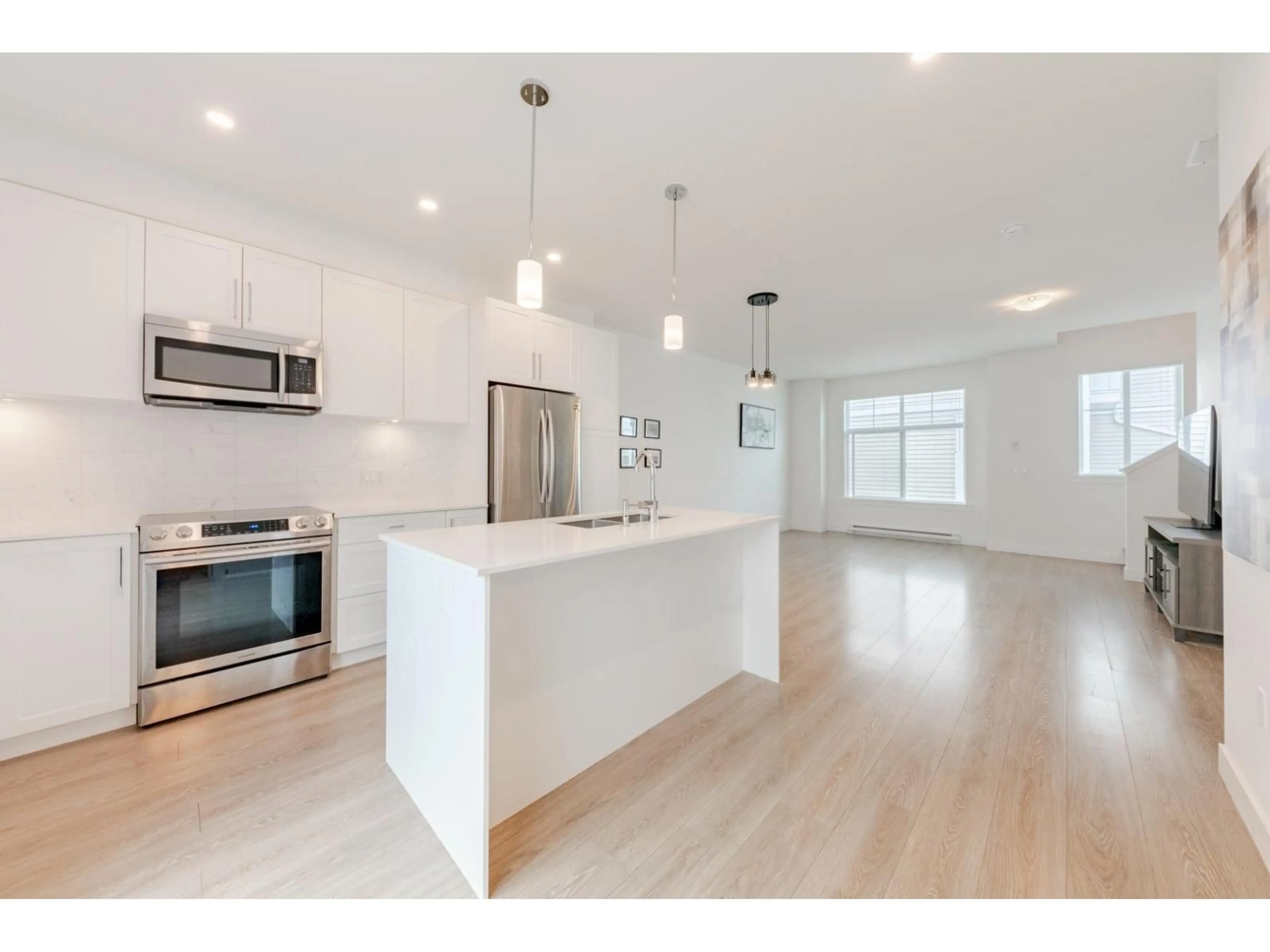 Open concept kitchen, wood/laminate floor for 28 - 12073 62, Surrey British Columbia V3X0K4