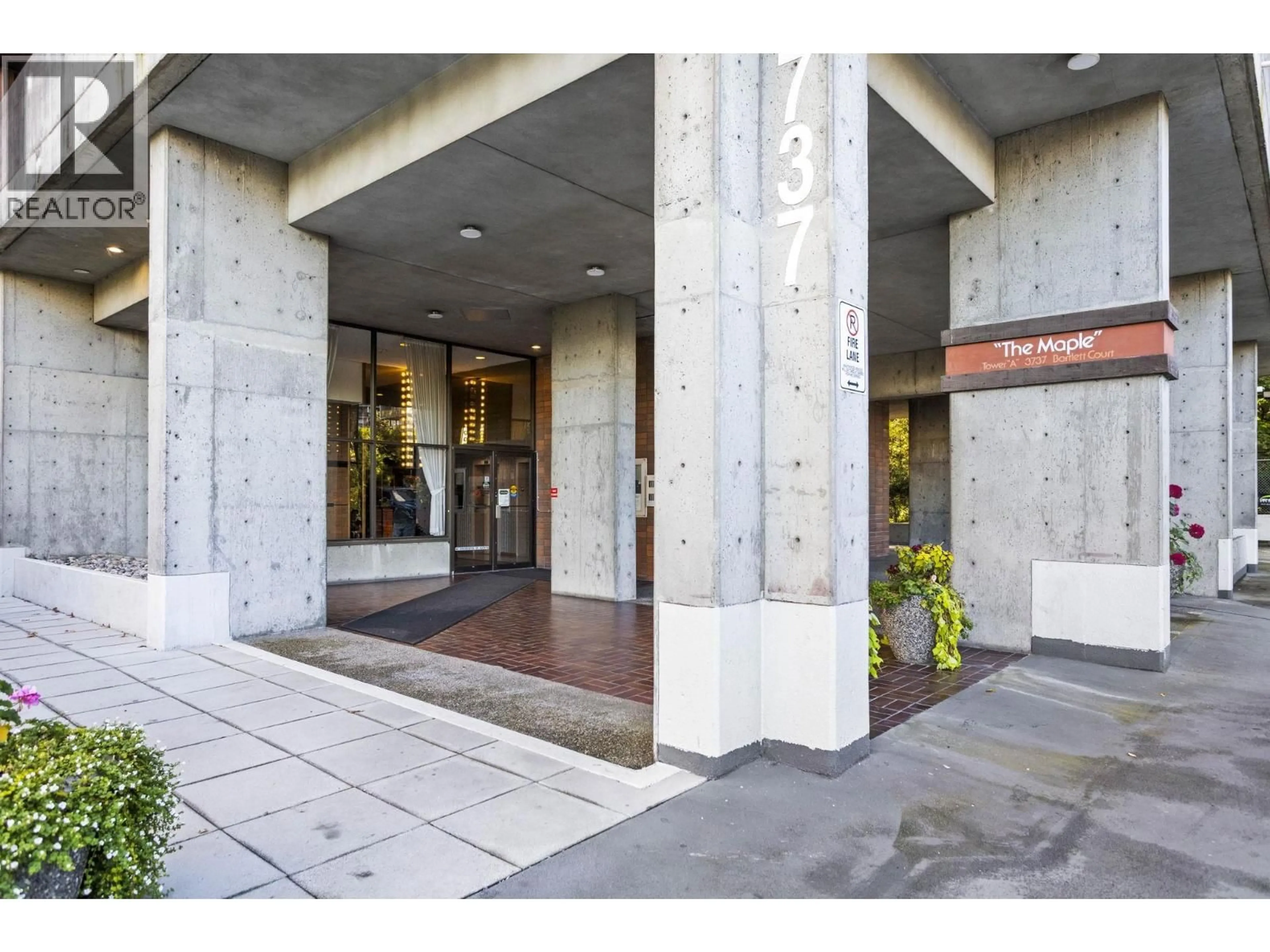 Indoor foyer for 1605 - 3737 BARTLETT COURT, Burnaby British Columbia V3J7E3