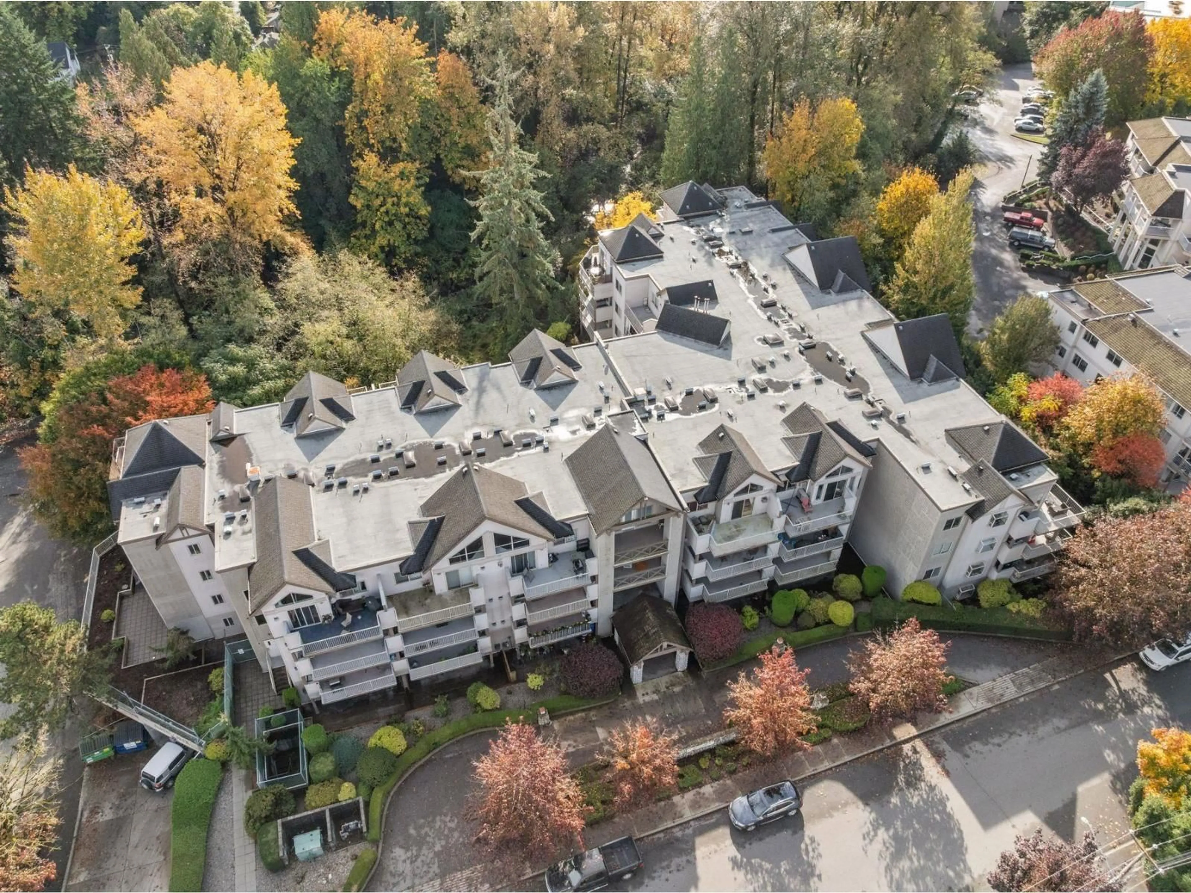 A pic from outside/outdoor area/front of a property/back of a property/a pic from drone, mountain view for 108 - 33478 ROBERTS, Abbotsford British Columbia V2S8E1