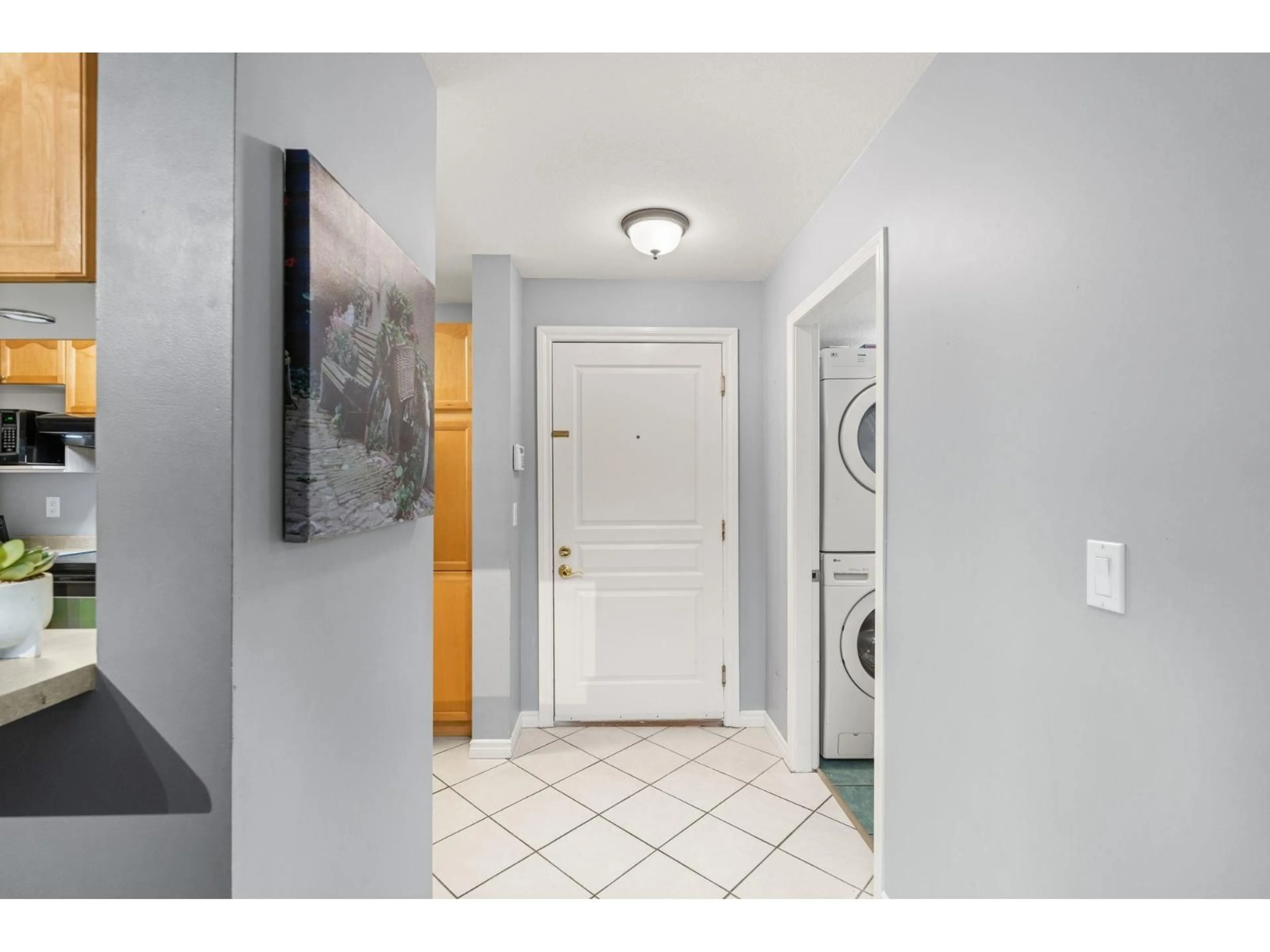 Indoor entryway for 108 - 33478 ROBERTS, Abbotsford British Columbia V2S8E1