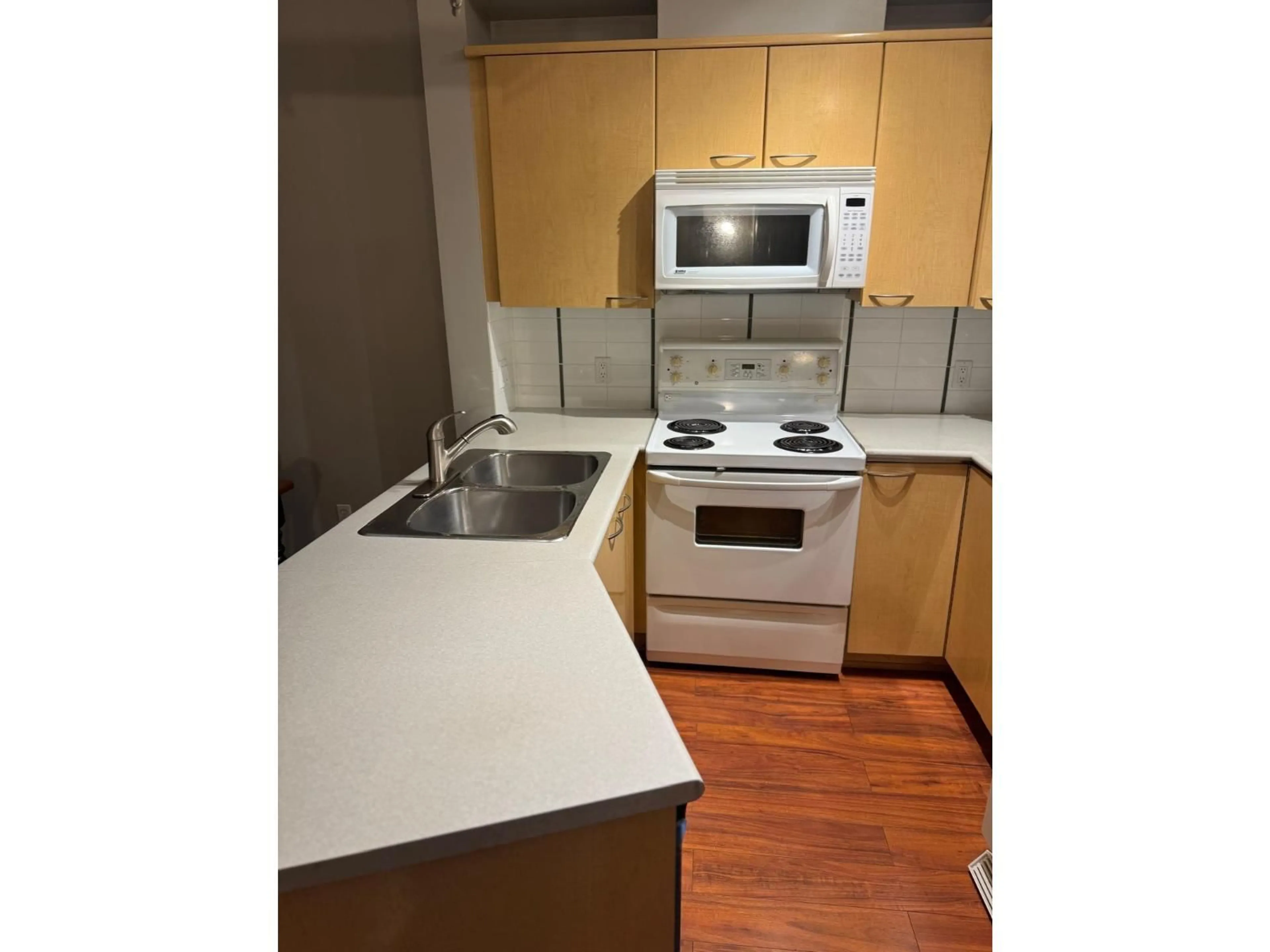 Standard kitchen, wood/laminate floor for 3 - 2678 KING GEORGE, Surrey British Columbia V4P1H6