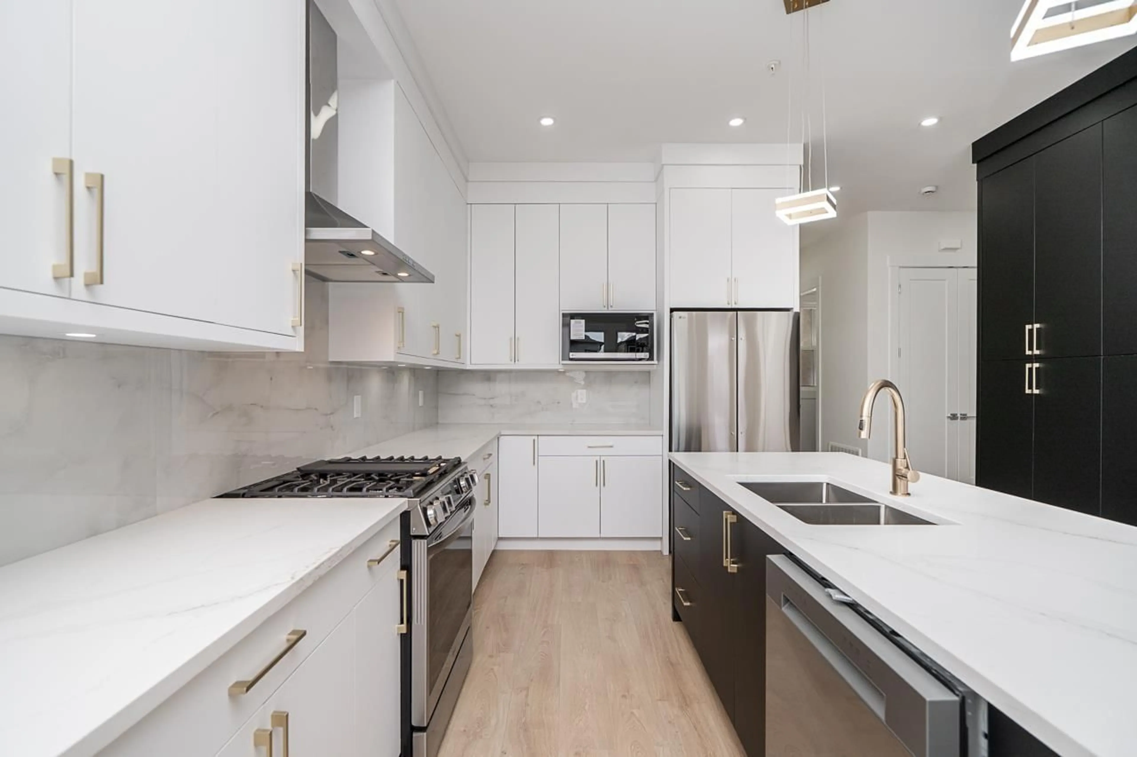 Open concept kitchen, unknown for 20535 74B, Langley British Columbia V2Y3S8