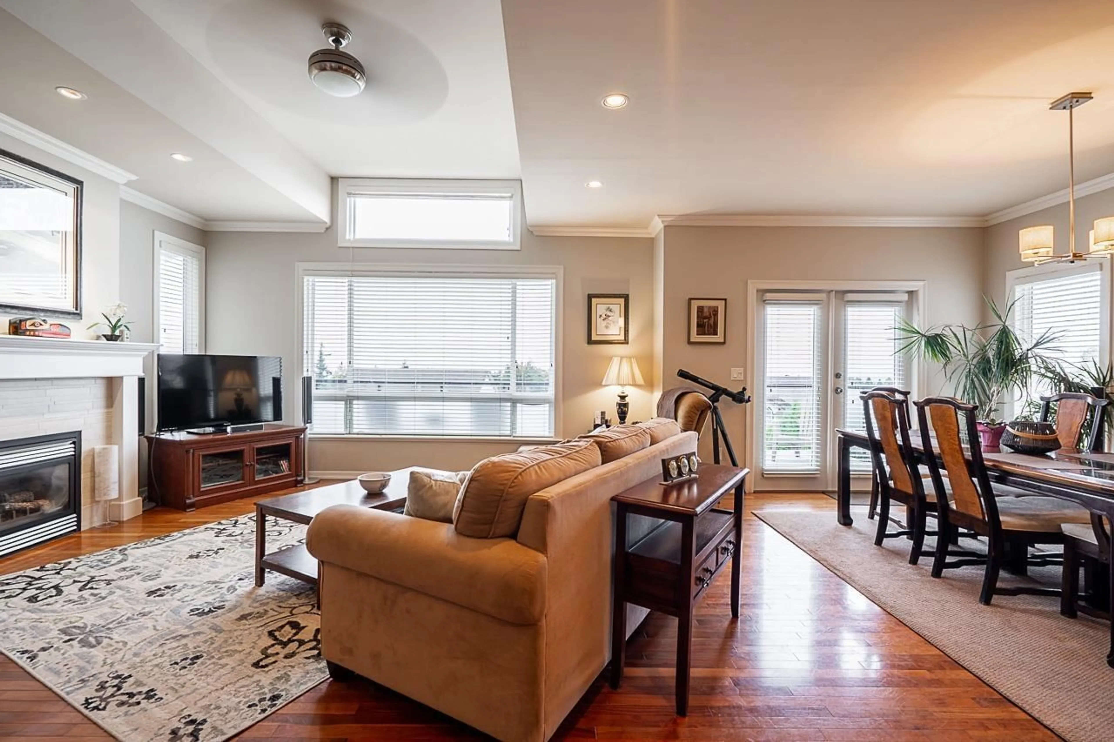 Living room with furniture, wood/laminate floor for 33775 GREWALL, Mission British Columbia V2V7B7