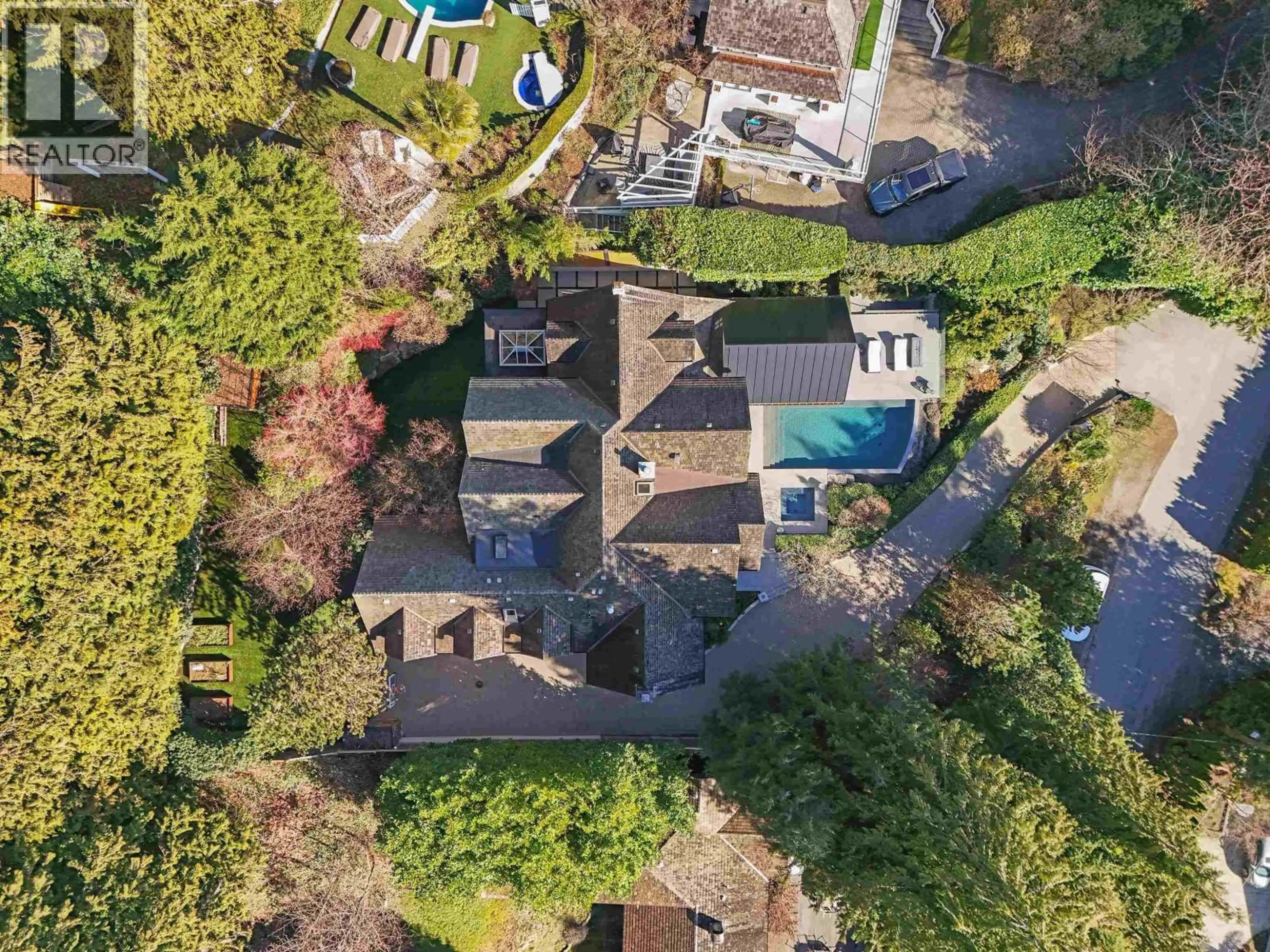 A pic from outside/outdoor area/front of a property/back of a property/a pic from drone, unknown for 2985 ALTAMONT CRESCENT, West Vancouver British Columbia V7V3C2