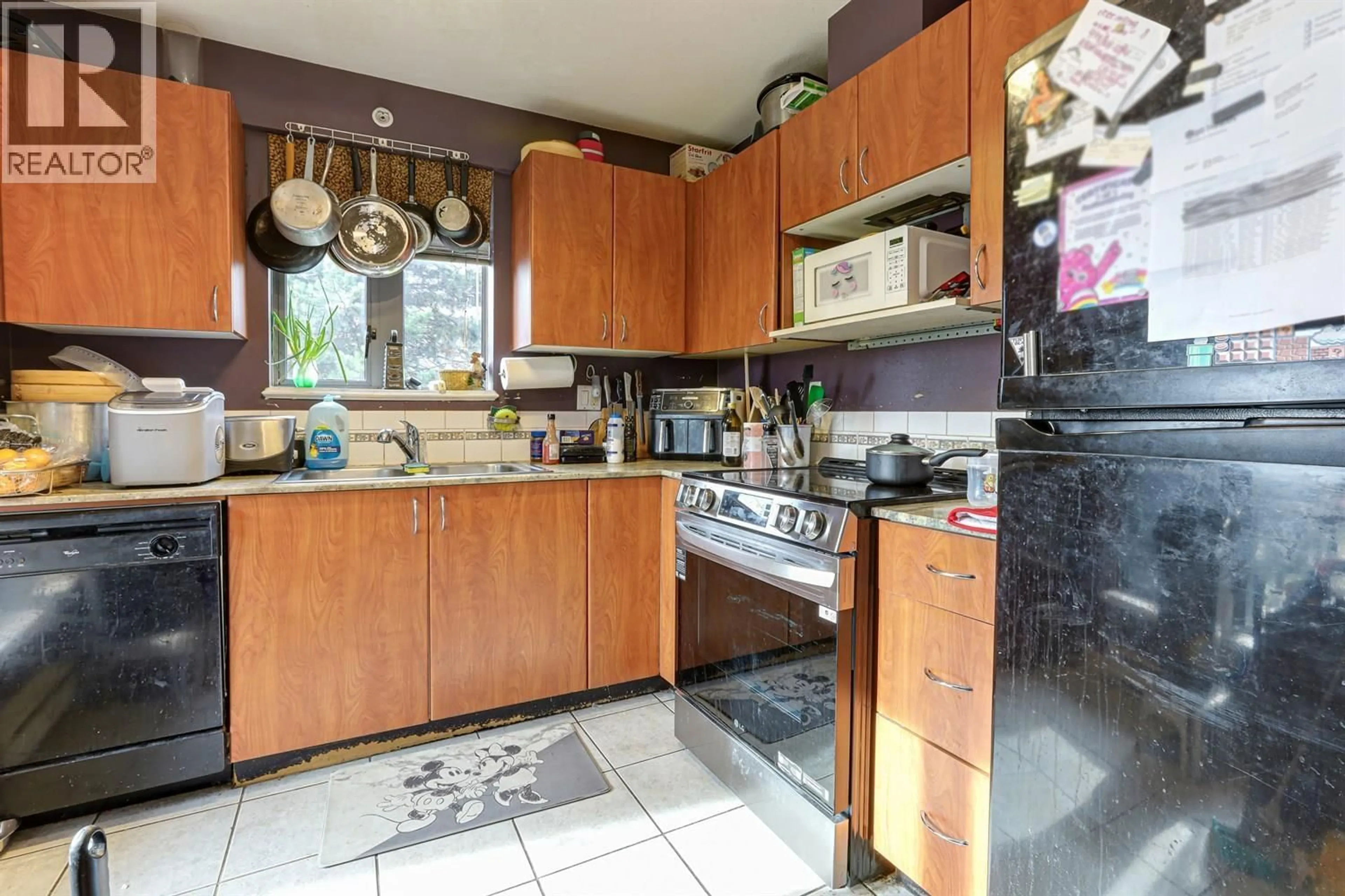 Standard kitchen, ceramic/tile floor for 202 - 850 ROYAL AVENUE, New Westminster British Columbia V3M1A6