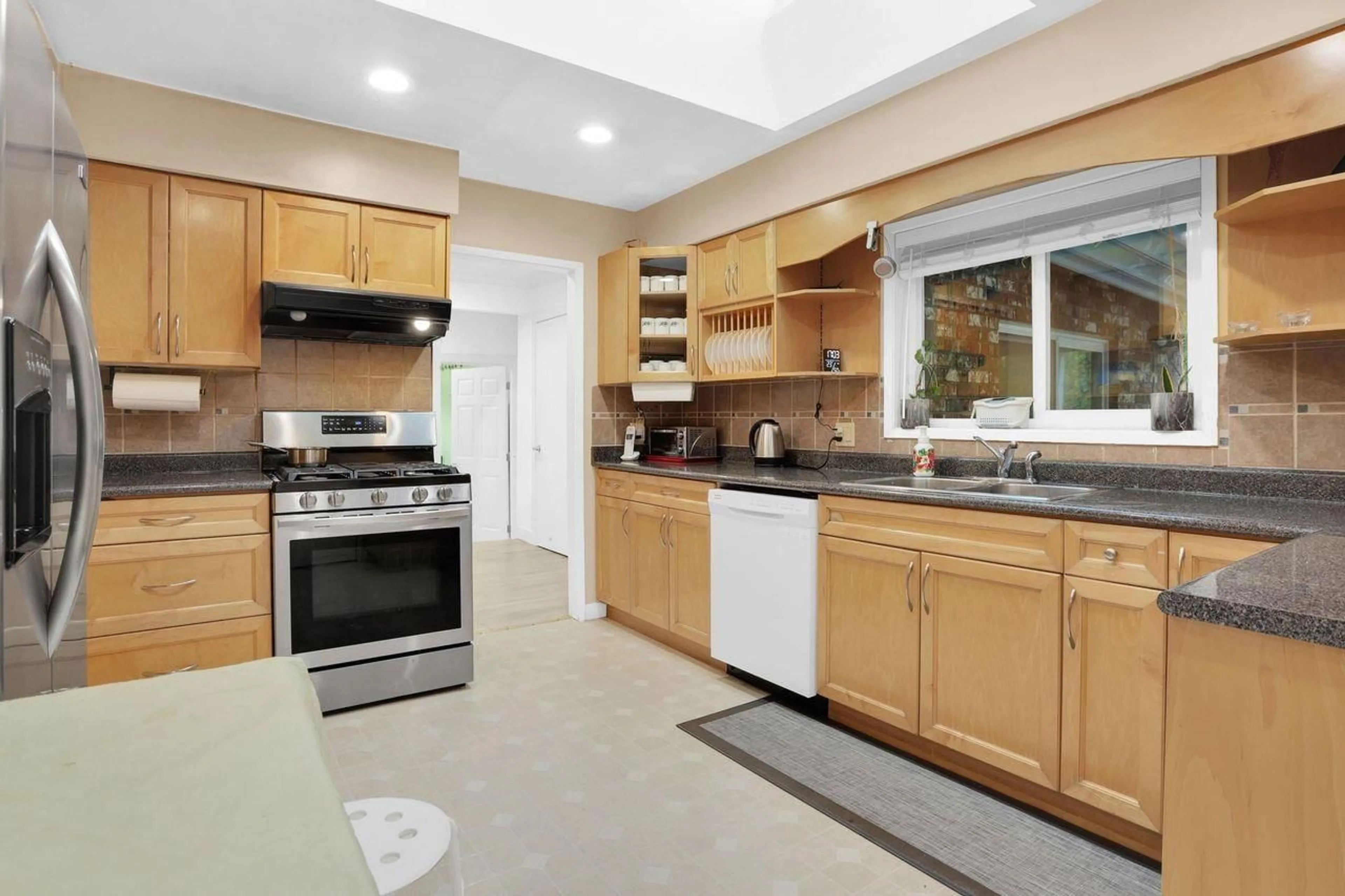 Standard kitchen, ceramic/tile floor for 8386 144, Surrey British Columbia V3W5T5