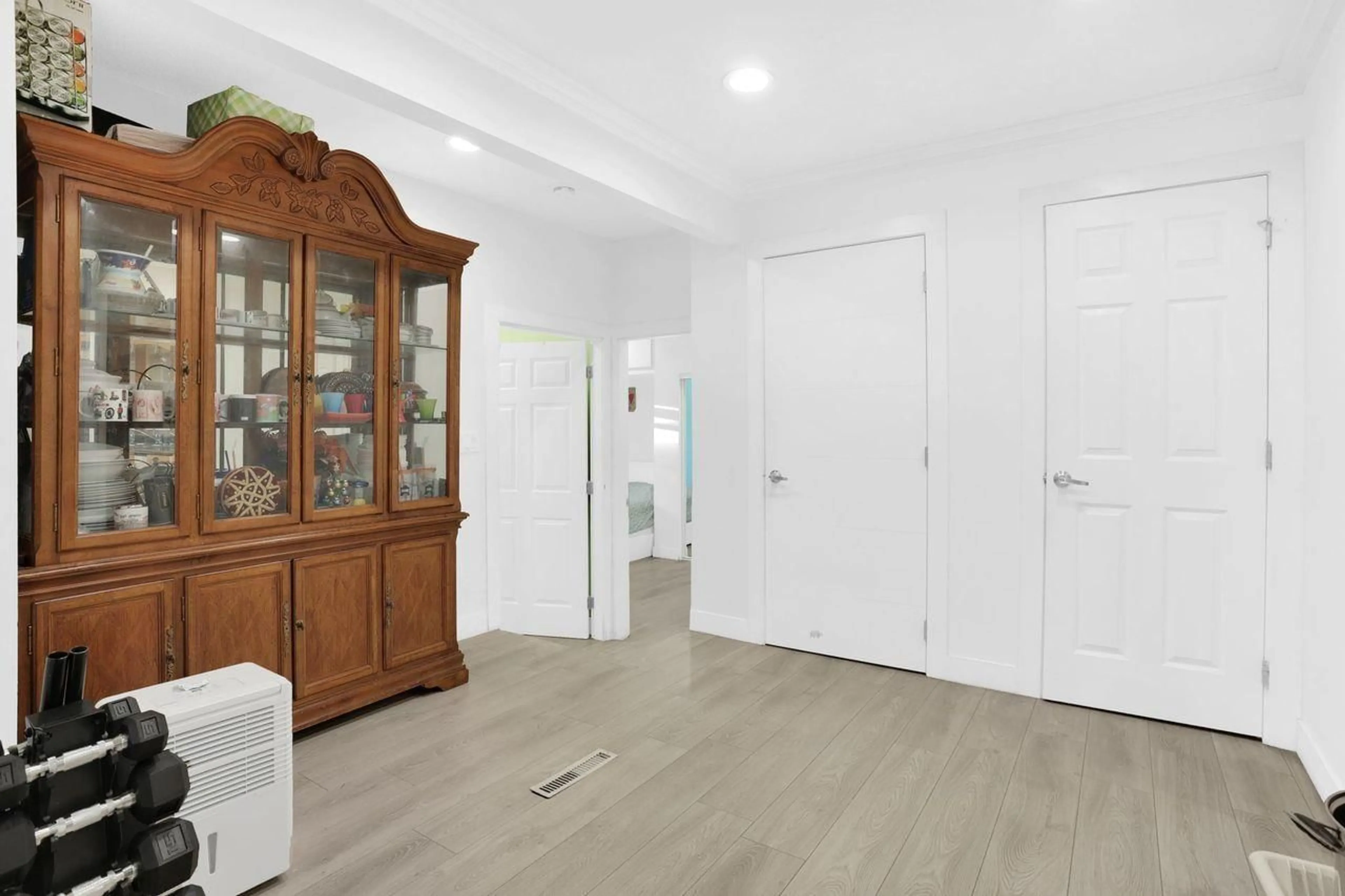 Indoor entryway for 8386 144, Surrey British Columbia V3W5T5