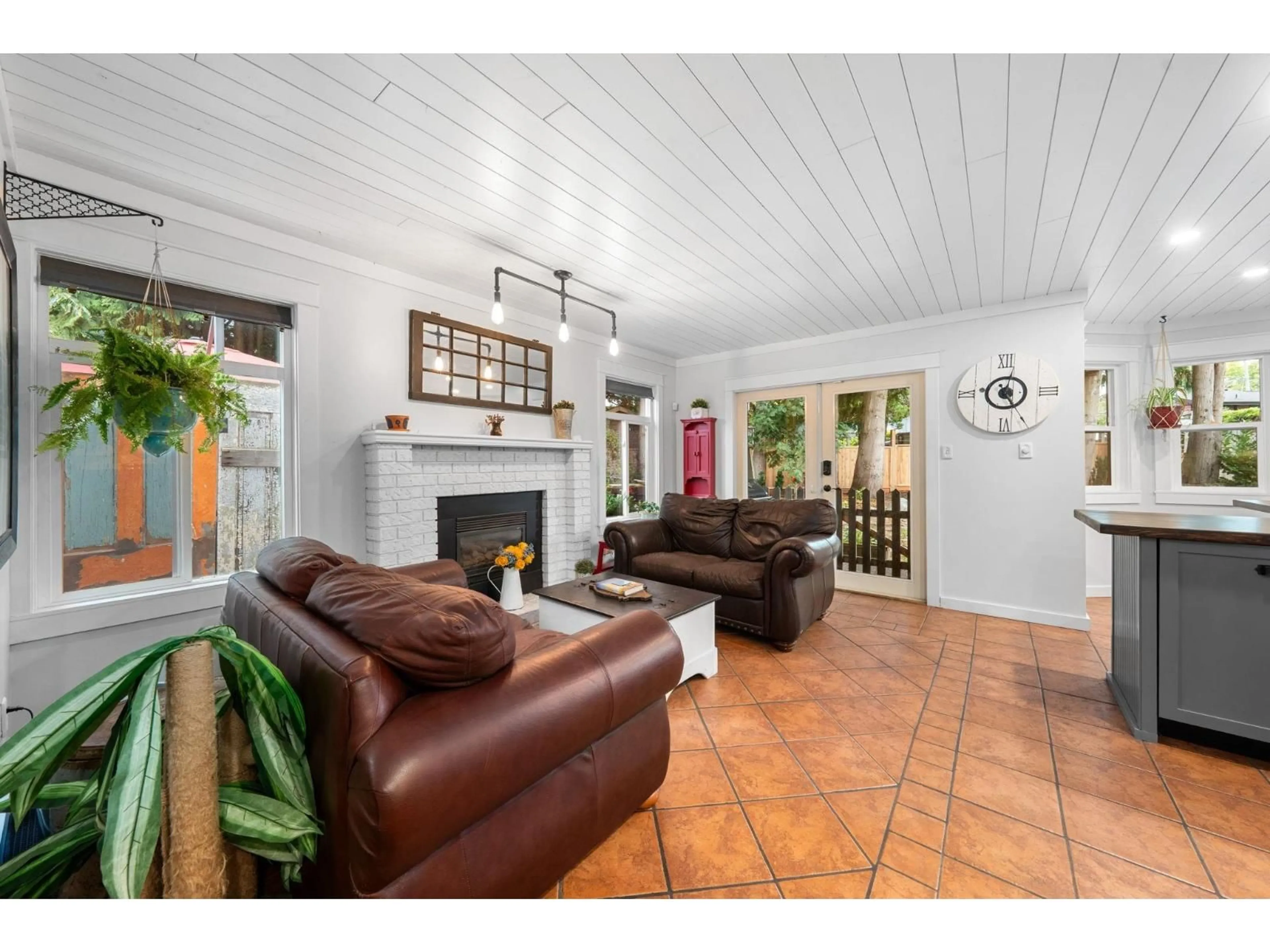Living room with furniture, ceramic/tile floor for 1339 163, Surrey British Columbia V4A8E6