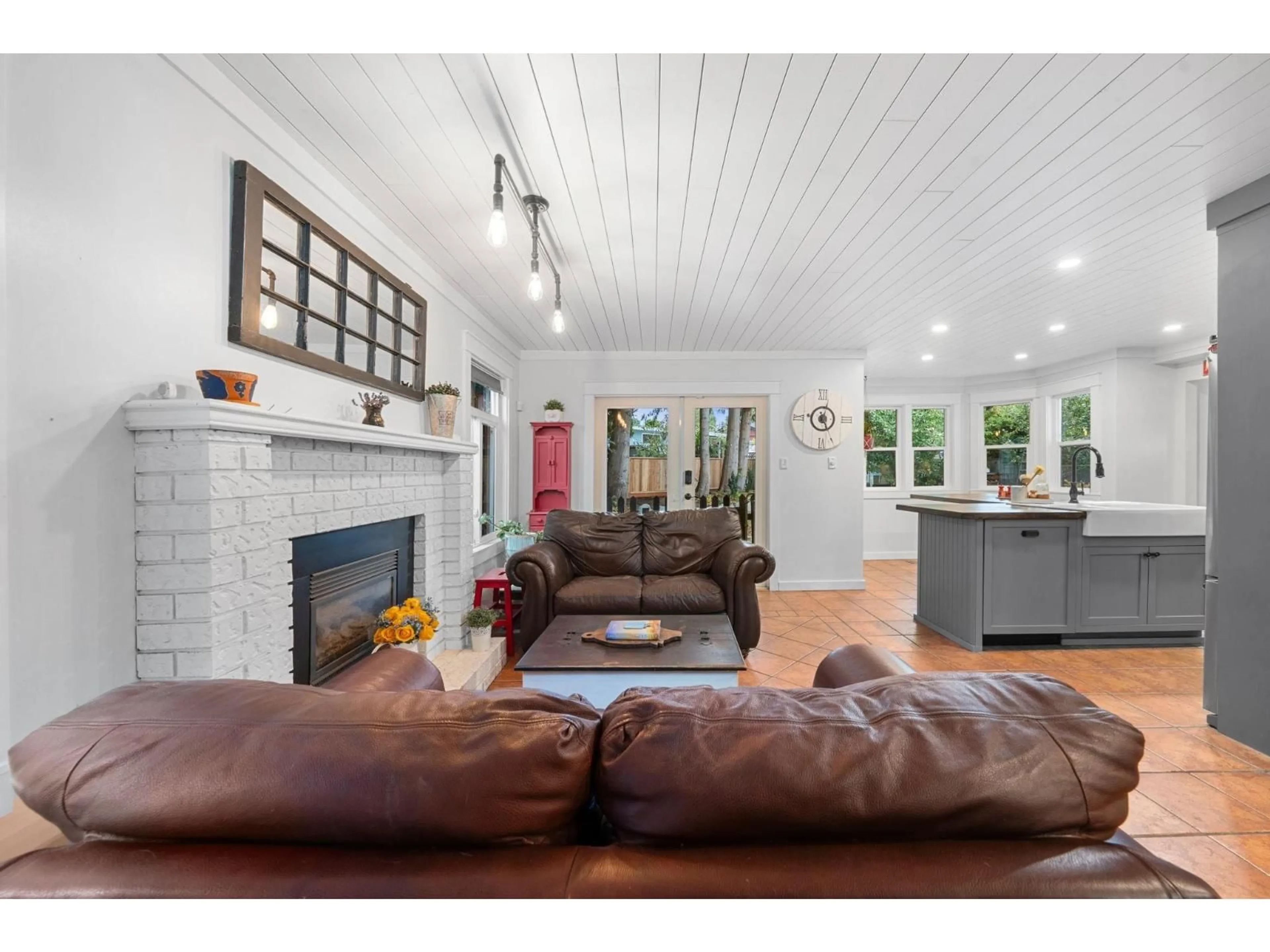 Living room with furniture, unknown for 1339 163, Surrey British Columbia V4A8E6
