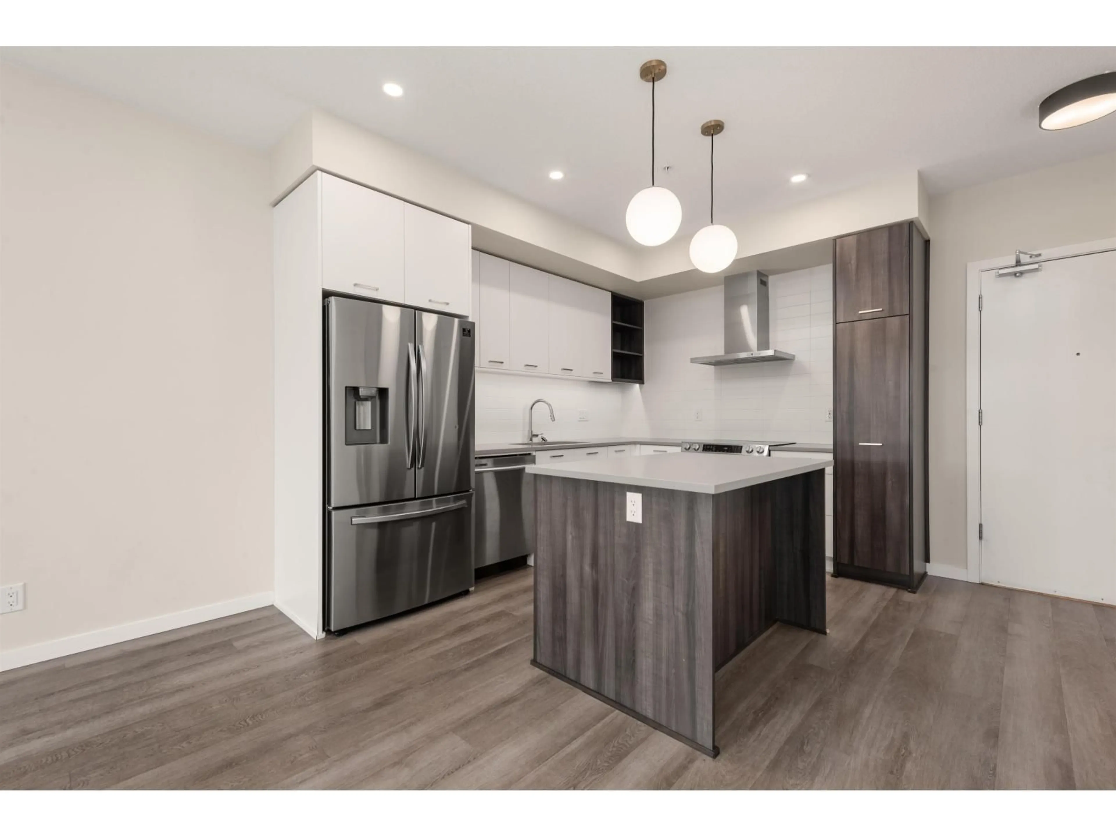 Open concept kitchen, wood/laminate floor for B407 - 20087 68, Langley British Columbia V2Y0Y3