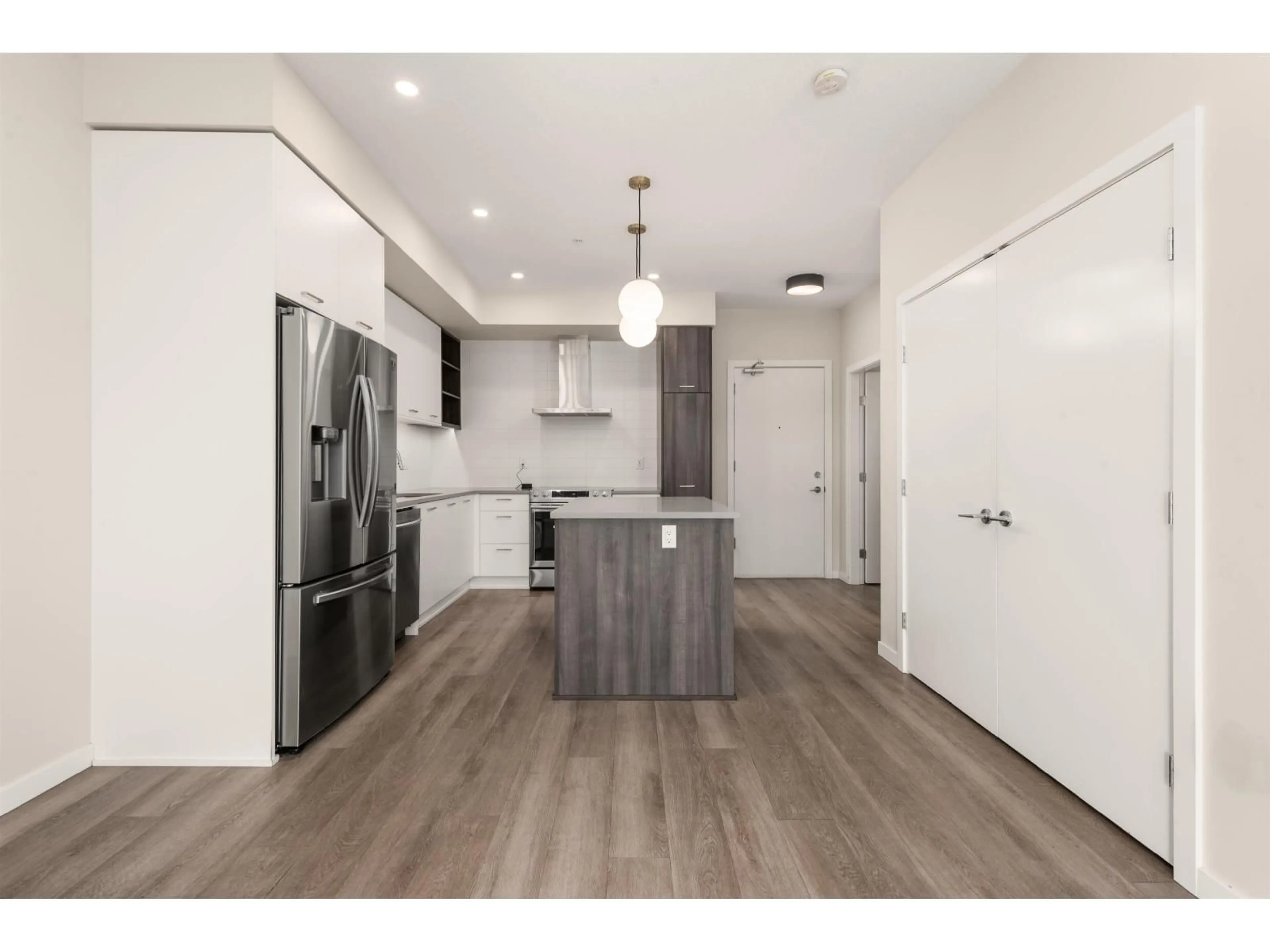Open concept kitchen, wood/laminate floor for B407 - 20087 68, Langley British Columbia V2Y0Y3