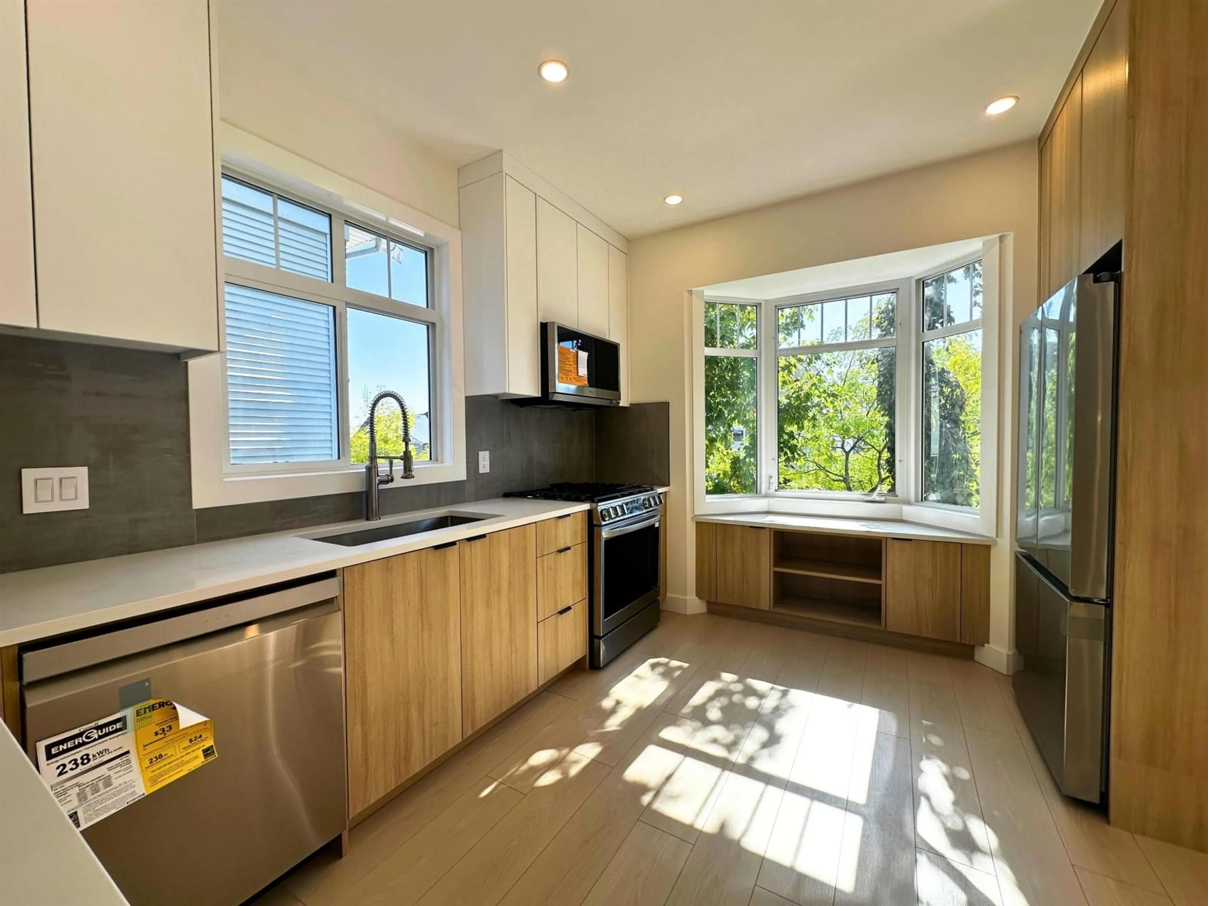 Open concept kitchen, ceramic/tile floor for 5 - 19551 66, Surrey British Columbia V4N0Z5