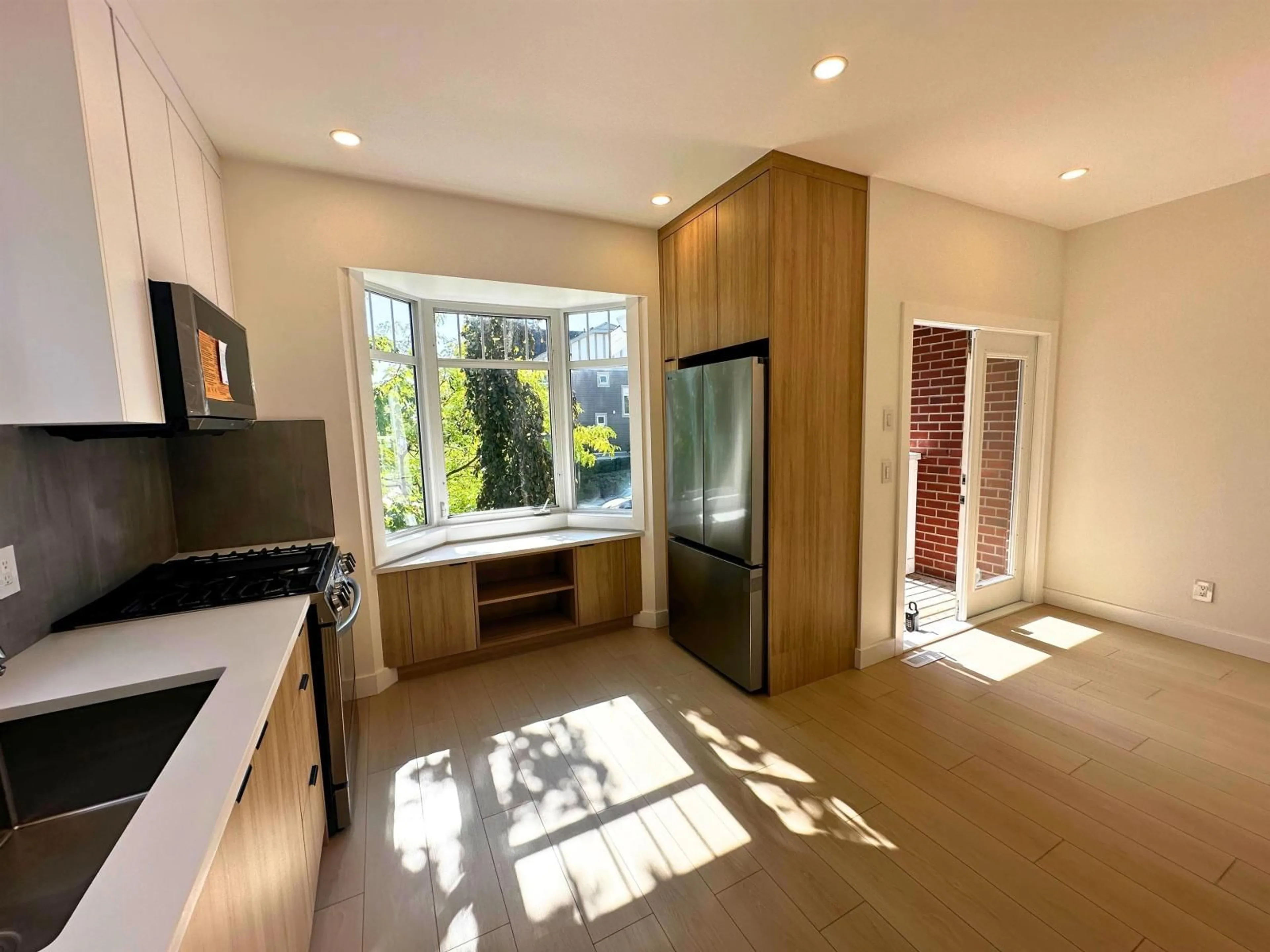 Open concept kitchen, unknown for 5 - 19551 66, Surrey British Columbia V4N0Z5