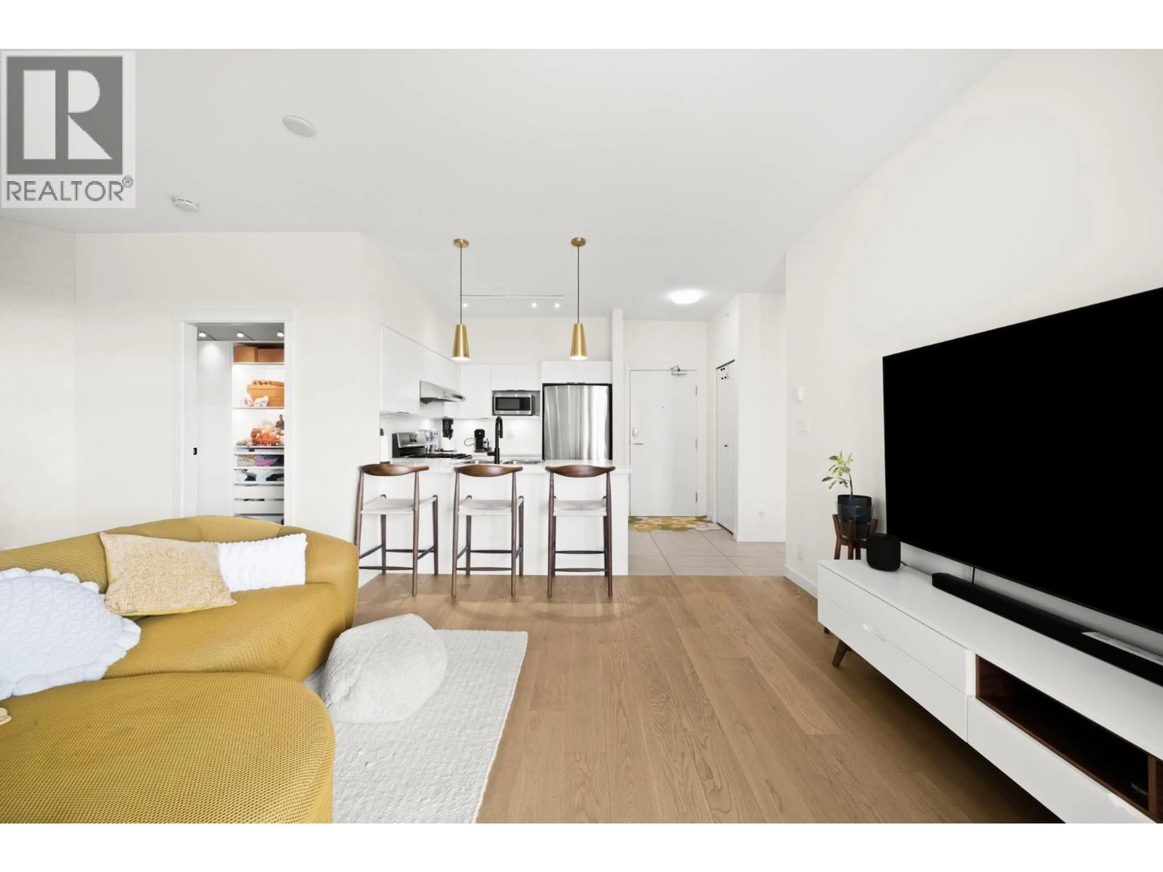 Living room with furniture, wood/laminate floor for 417 - 10880 NO. 5 ROAD, Richmond British Columbia V6W0B3