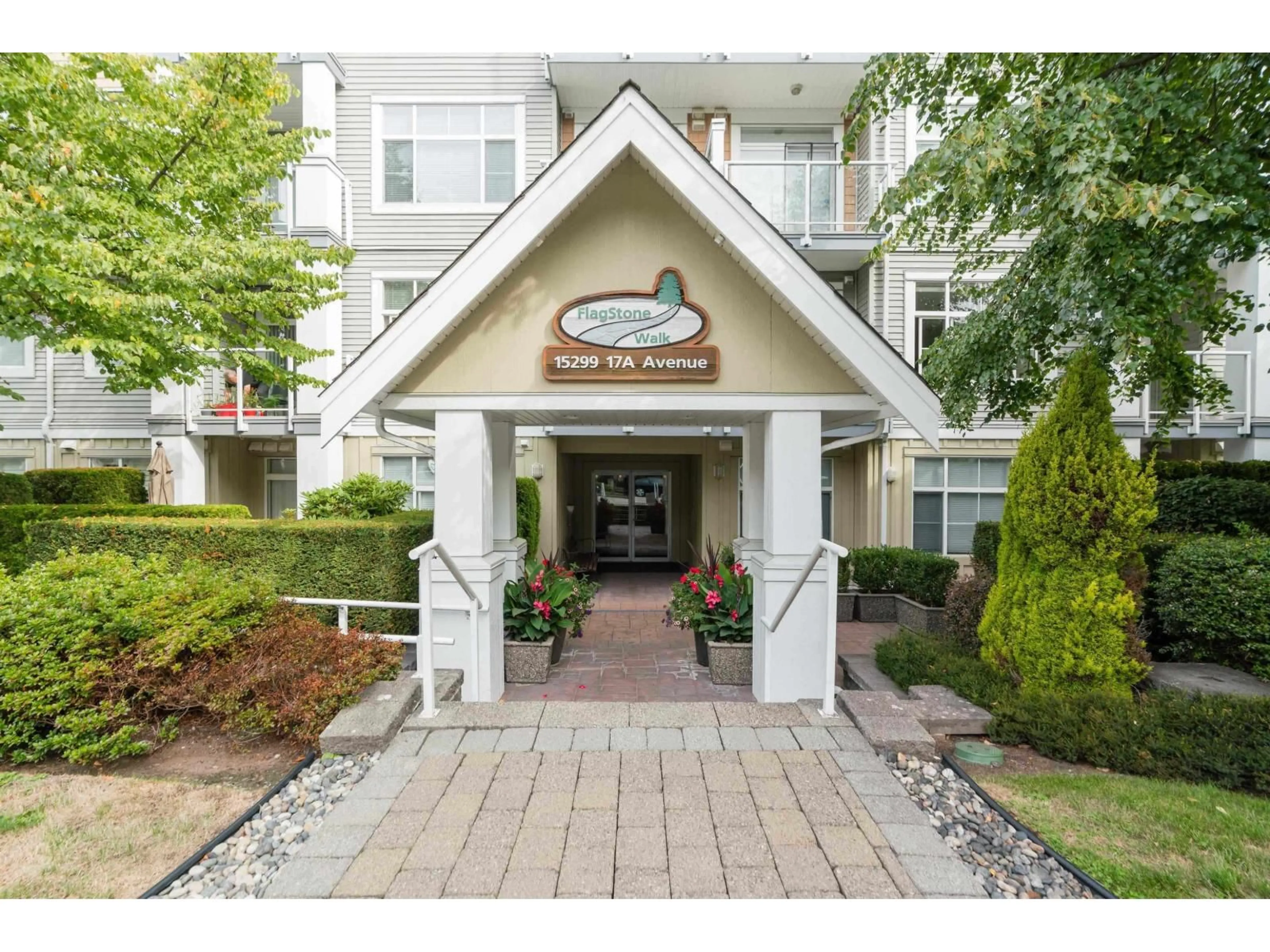 Indoor foyer for 101 - 15299 17A, Surrey British Columbia V4A1V4
