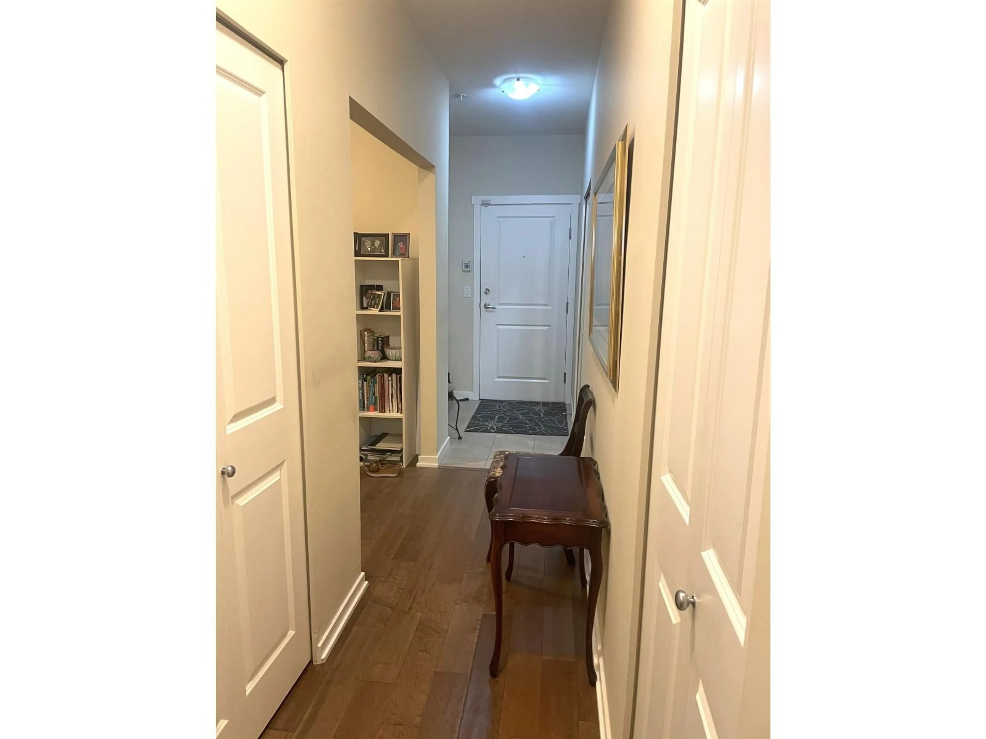 Indoor entryway for 101 - 15299 17A, Surrey British Columbia V4A1V4