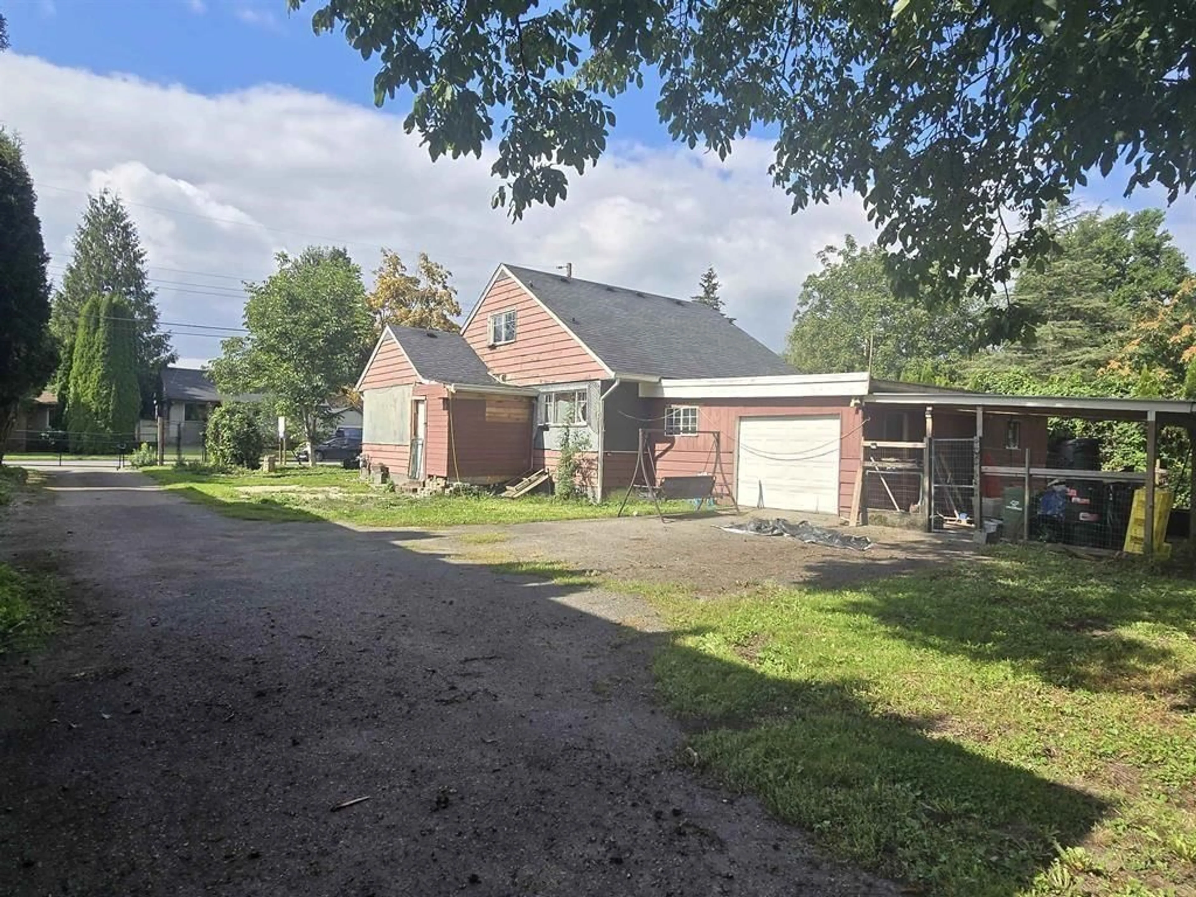 A pic from outside/outdoor area/front of a property/back of a property/a pic from drone, street for 9756 SIDNEY STREET, Chilliwack British Columbia V2P4G6