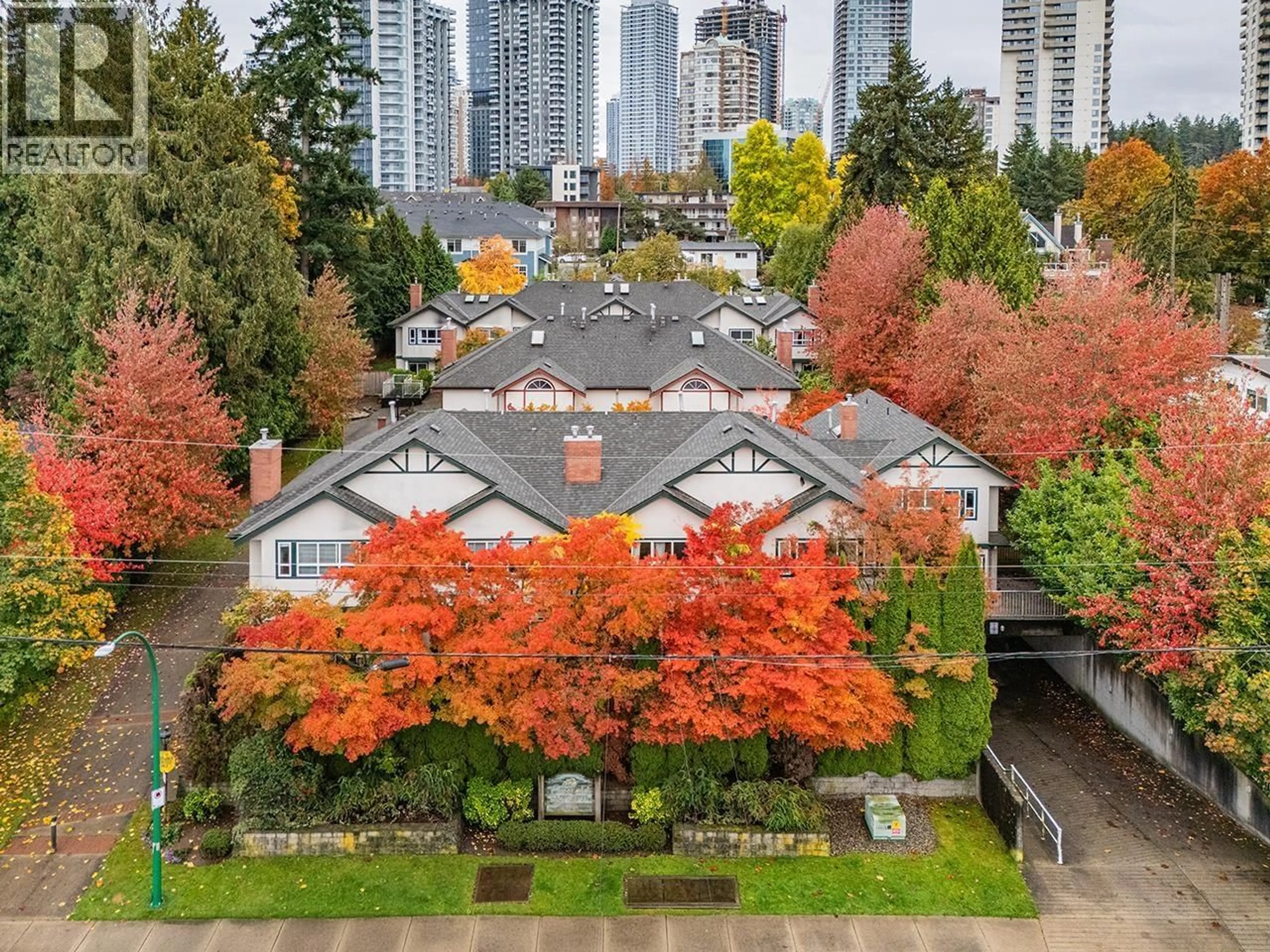 A pic from outside/outdoor area/front of a property/back of a property/a pic from drone, city buildings view from balcony for 3 - 4238 BOND STREET, Burnaby British Columbia V5H1G4
