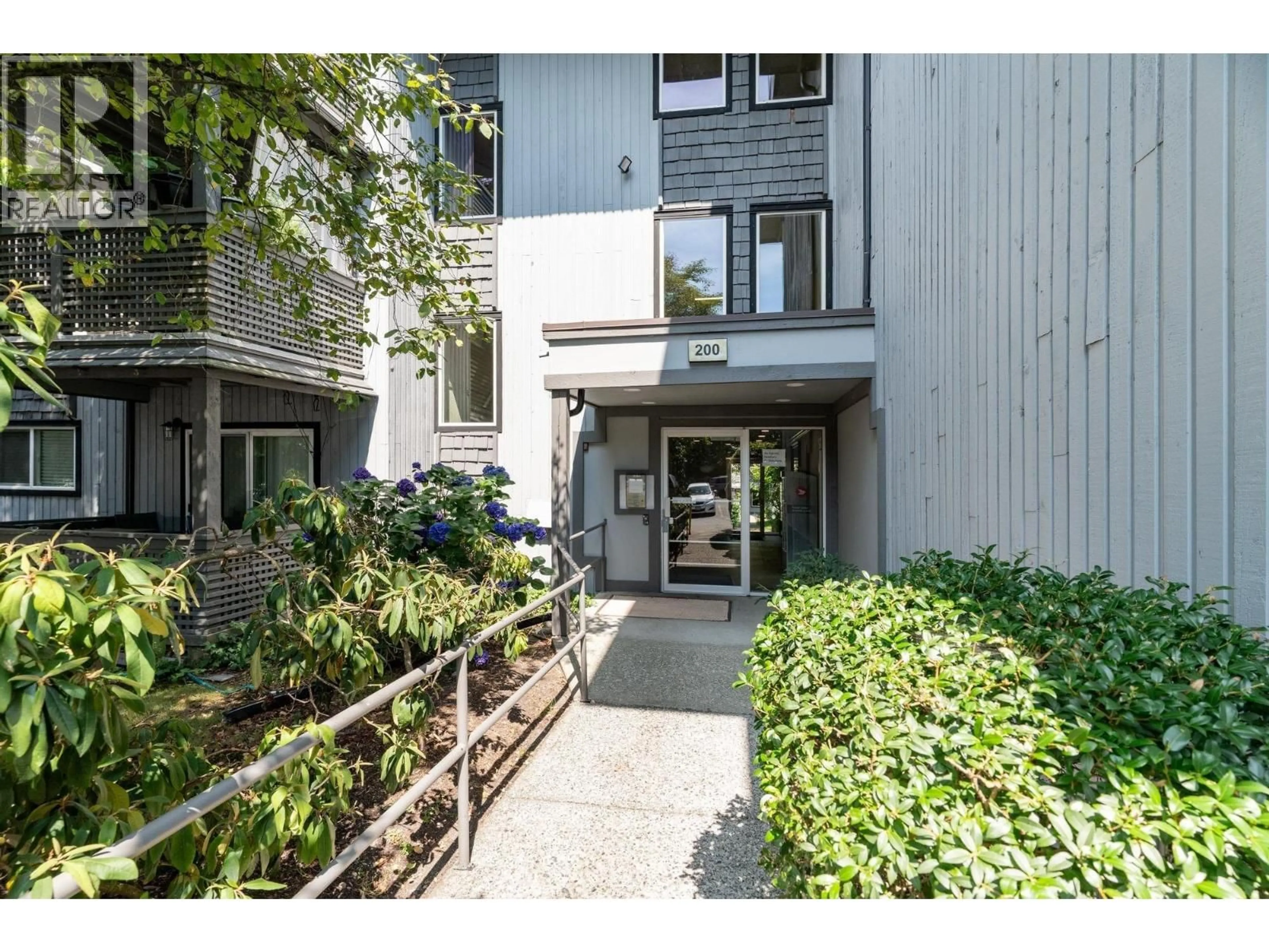 Indoor foyer for 102 - 200 WESTHILL PLACE, Port Moody British Columbia V3H1V2