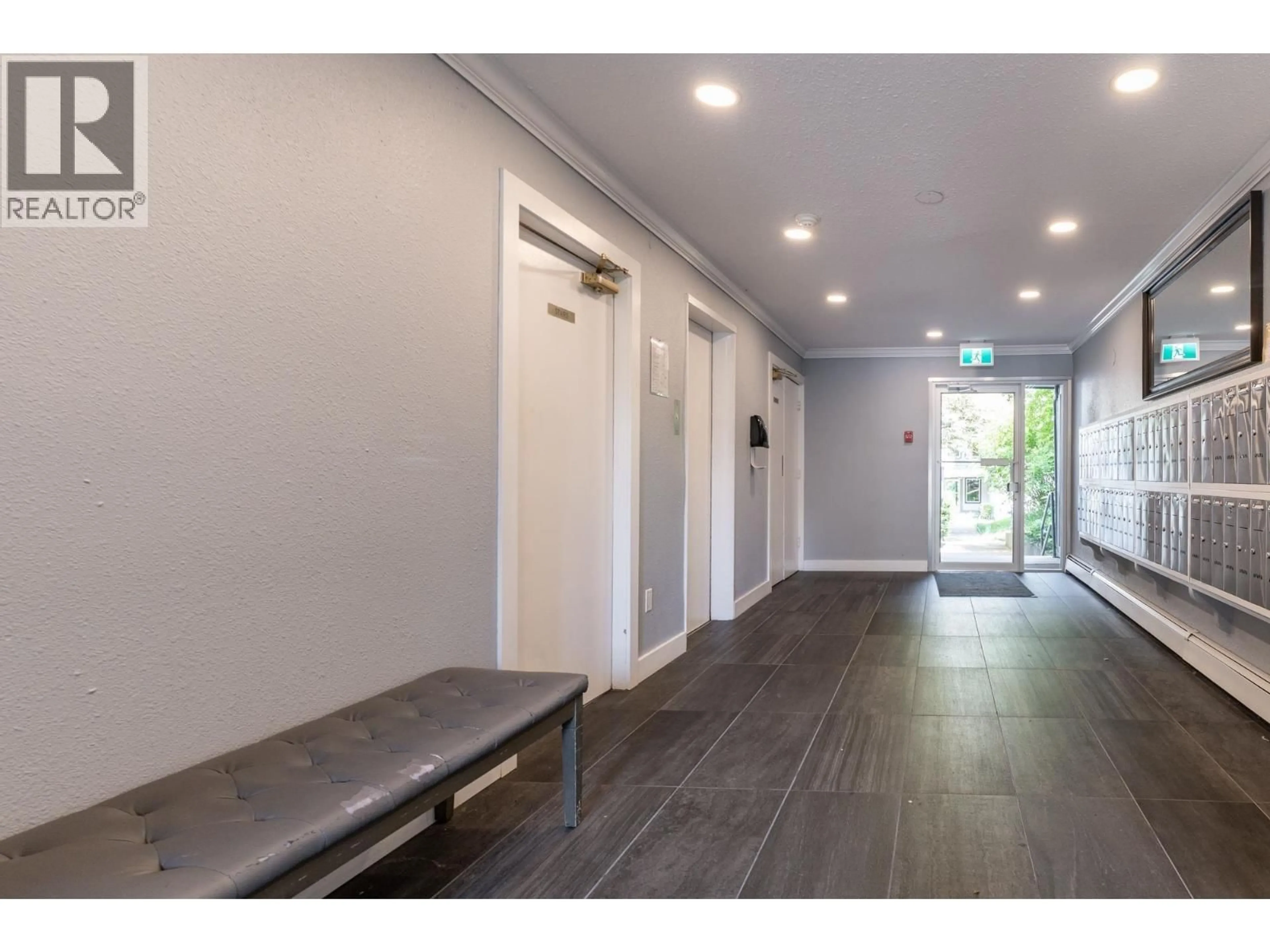 Indoor foyer for 102 - 200 WESTHILL PLACE, Port Moody British Columbia V3H1V2