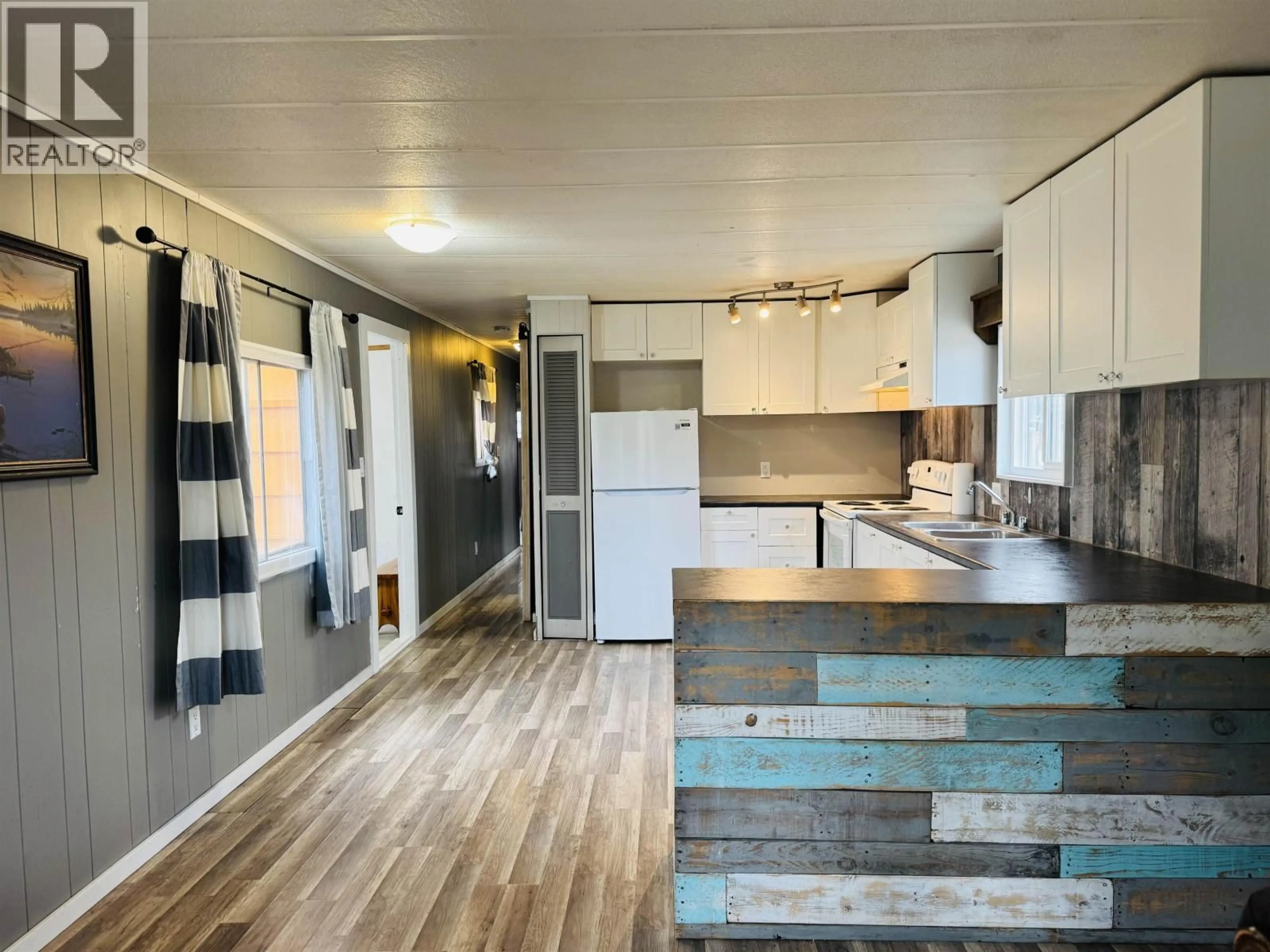 Open concept kitchen, wood/laminate floor for 20 - 1406 BROADWAY AVENUE, Williams Lake British Columbia V2G0A1
