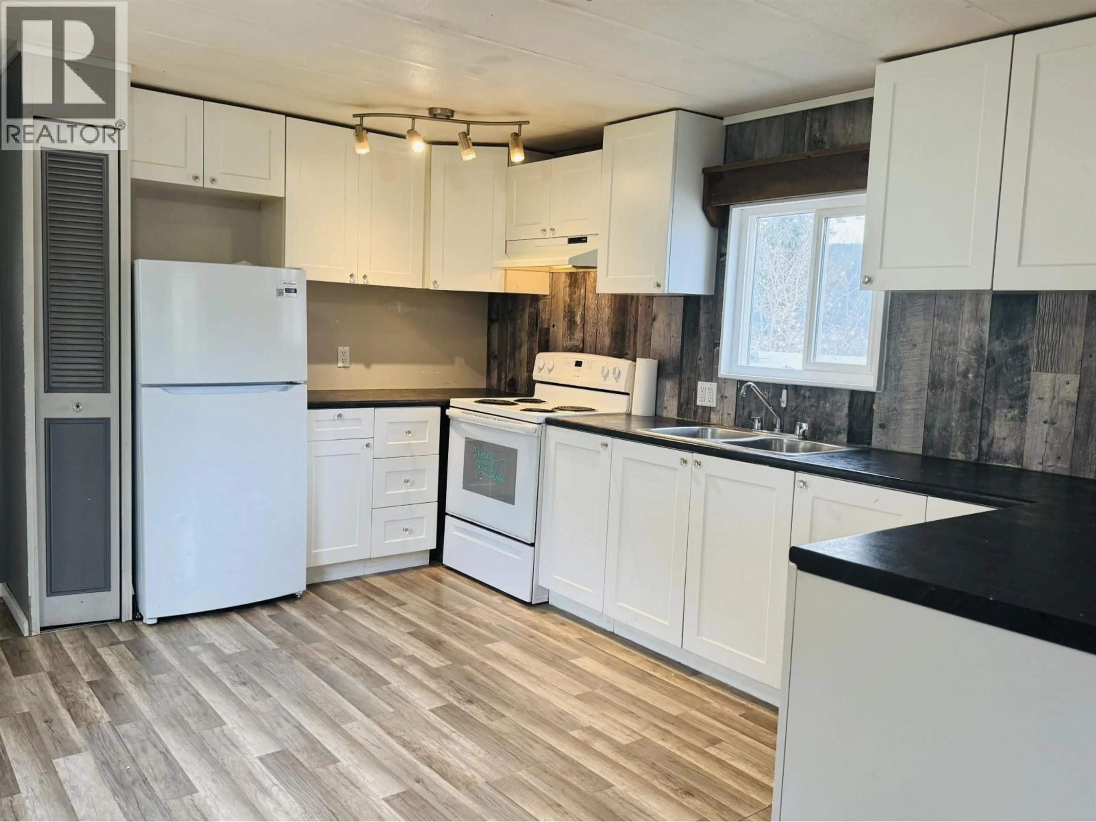 Standard kitchen, wood/laminate floor for 20 - 1406 BROADWAY AVENUE, Williams Lake British Columbia V2G0A1