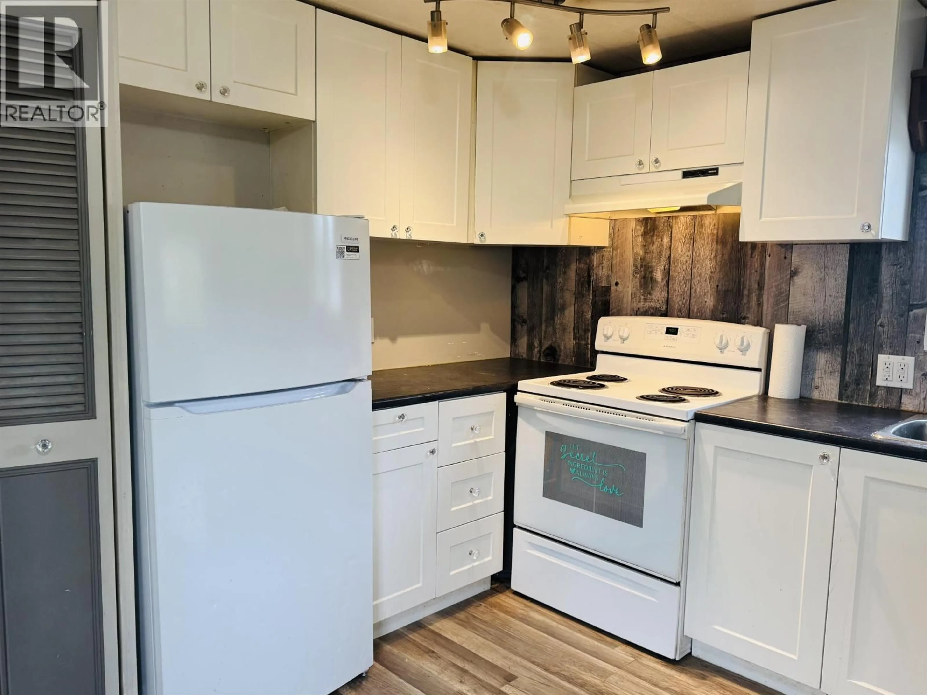 Standard kitchen, wood/laminate floor for 20 - 1406 BROADWAY AVENUE, Williams Lake British Columbia V2G0A1